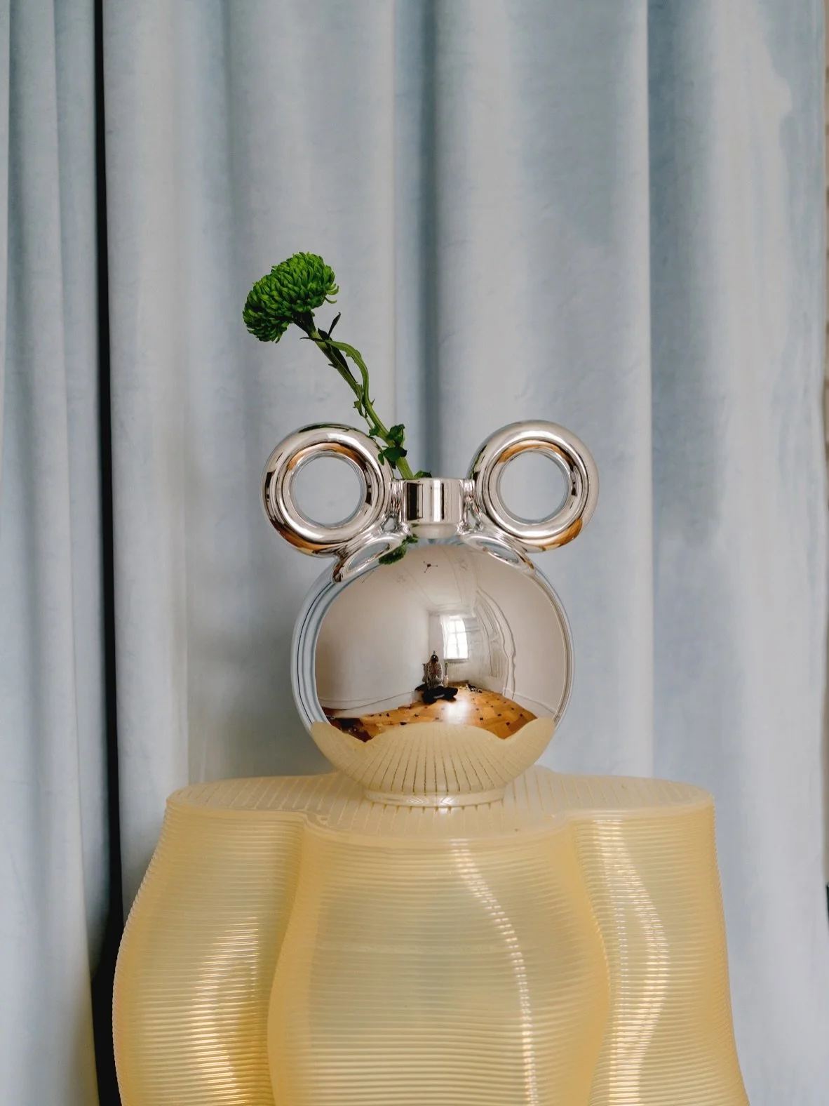 Every object finished with a metallic coating responds to its surroundings.

It is never static. It shifts with the light, the color of the walls, the time of day. It reflects interiors, people, movement. At times it blends into the space. At times i