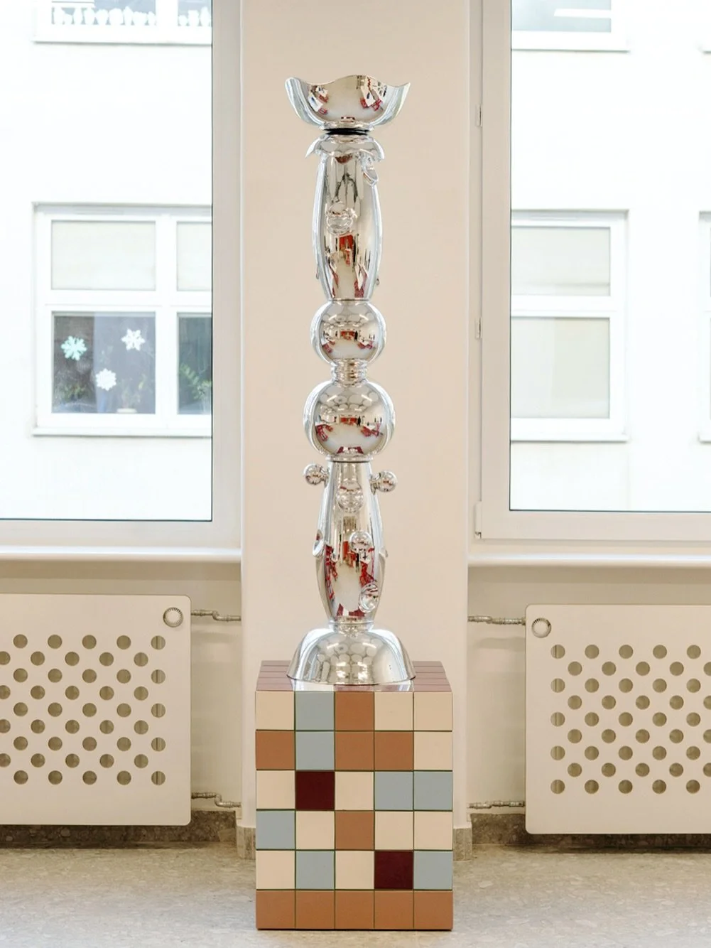 A mirrored finish totem of fine noble ceramics from the Through the Looking Glass collection has found a new home at @bcu.florystyka.wroclaw Director Filip Marek has completed the space with a curated selection of OKO vases and a custom cubic base we