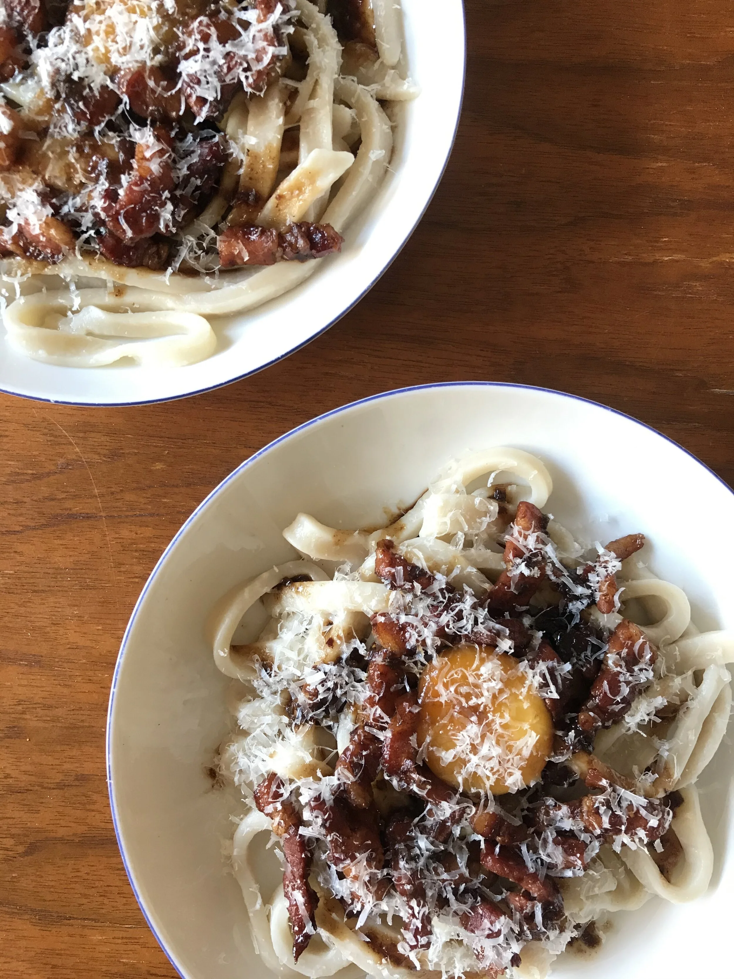 Udon, lardons grillés, caramel miso &amp; oeuf confit