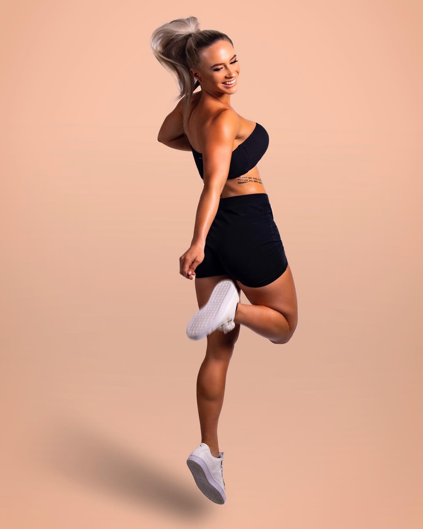 🔥Warmtones🔥
Jumping for joy that it&rsquo;s Wednesday afternoon and my editing cue is almost of zero! 🎉🎉
.
.
.

👱&zwj;♀️: @ArileighRussellFit
💄: @MakeupByJessicaCox
💇&zwj;♀️: @JMZHair
📸: @KyleBarneyPhotography