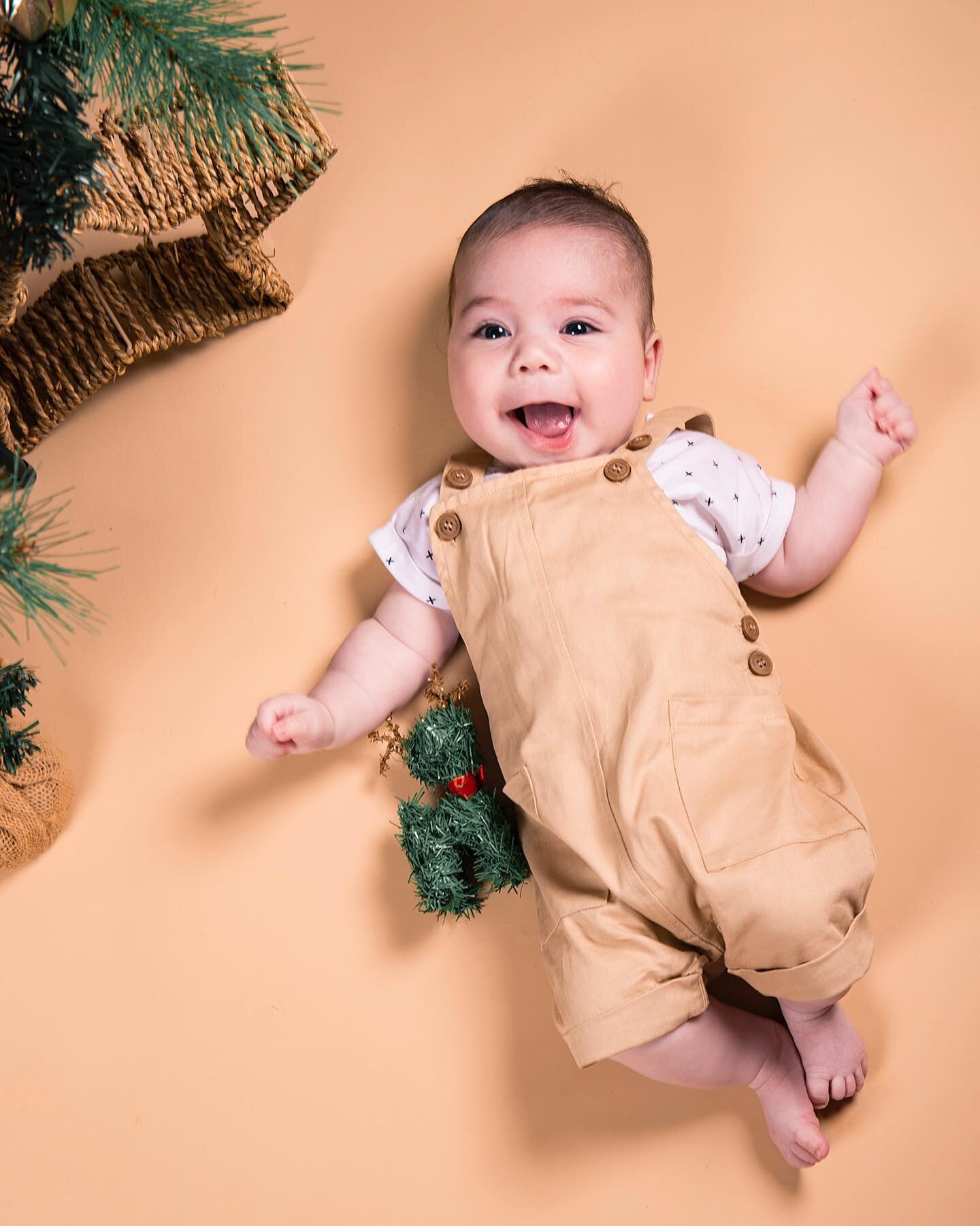 Baby&rsquo;s first Christmas, and he&rsquo;s dressed to impress. When you get the chance to photograph a baby who has never experienced any Christmas before, it&rsquo;s pure magic! 😍🎄🎅🦌
.
.
.
📸: @KyleBarneyPhotography
#KyleBarneyPhotography