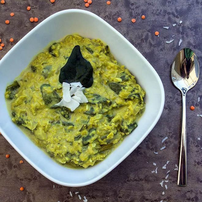 Curry de lentilles corail au coco et à la tétragone