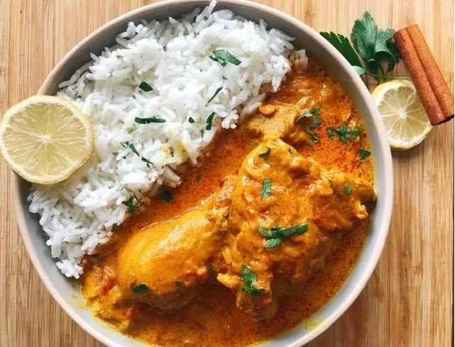 Poulet au curry au lait de coco et au curcuma