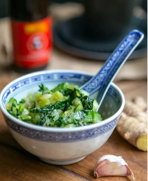 Brèdes Moutarde Sautées à l'Ail et au Gingembre