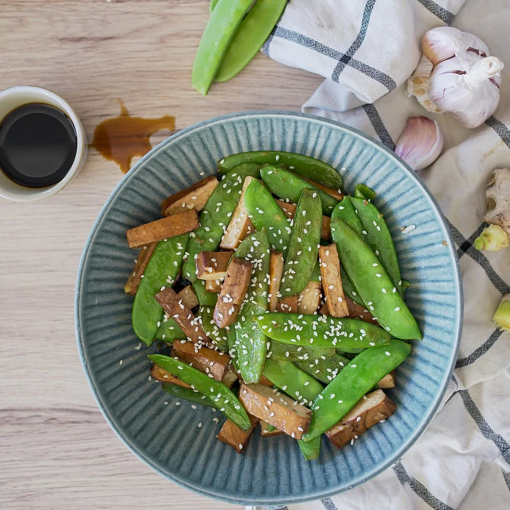 Sauté de pois mange-tout aux légumes et sauce soja.