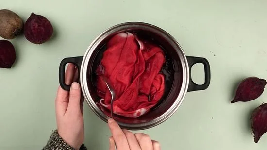 Teindre du tissu avec du jus de betterave