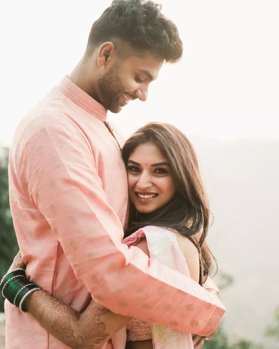 Snehal and Umang are giving off major story book vibes against this stunning magical backdrop! 🌸
Isn't it simply enchanting to be in presence of someone you love much, who's your safe and happy space; surrounded by the beautiful mountains and trees.