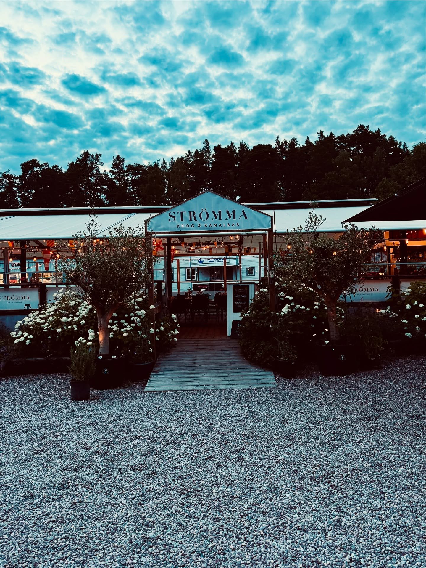 Idag &auml;r det skolavslutning f&ouml;r m&aring;nga barn och ungdomar &ndash; stort grattis till er alla! 🥳
Vi ser fram emot att v&auml;lkomna alla sommarlovsfirare hos oss hela dagen. 
Trots lite halvtr&aring;kigt v&auml;der kan ni &auml;nd&aring;