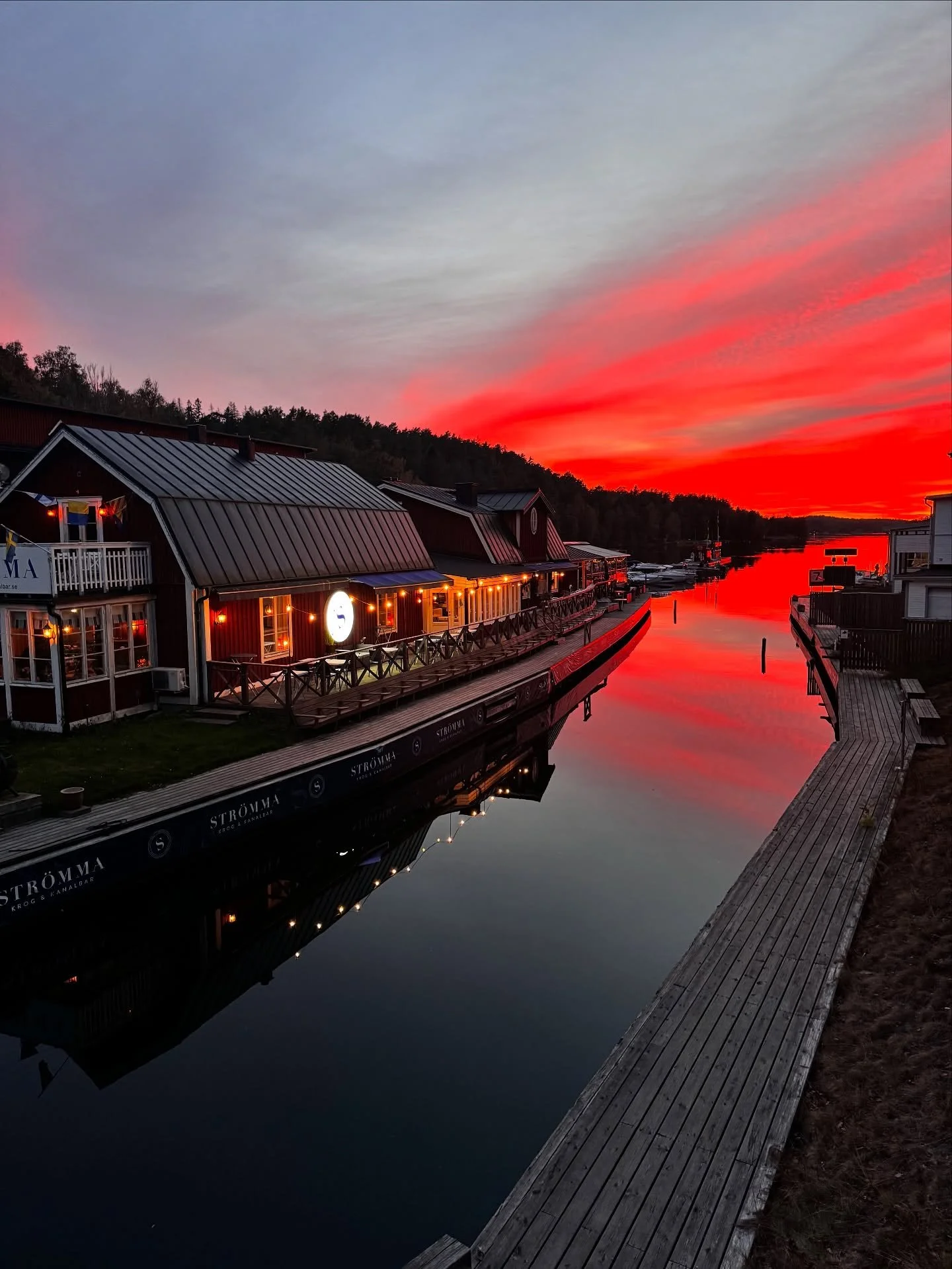 Sensommarkv&auml;llar hos oss 🌅
N&auml;r solen sakta s&auml;nker sig &ouml;ver vattnet,
och ljuset speglar sig i glasen p&aring; uteserveringen &ndash;
d&aring; h&auml;nder n&aring;got magiskt.
En middag, n&aring;got gott i glasen och ett skratt i k