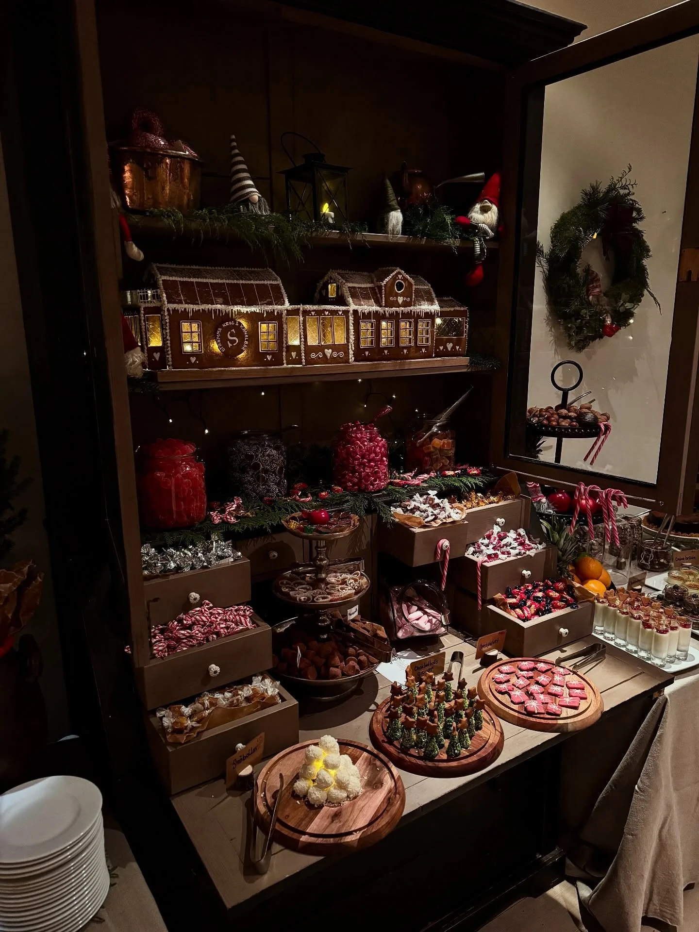 Nu laddar vi upp f&ouml;r sista julbordshelgen 2025 innan vi g&aring;r p&aring; lite julledighet 🎄

Det finns n&aring;gra f&aring; sista platser kvar till lunch imorgon s&ouml;ndag&ndash; kanske ses vi d&aring;?

Vi skulle bli s&aring; glada att hin