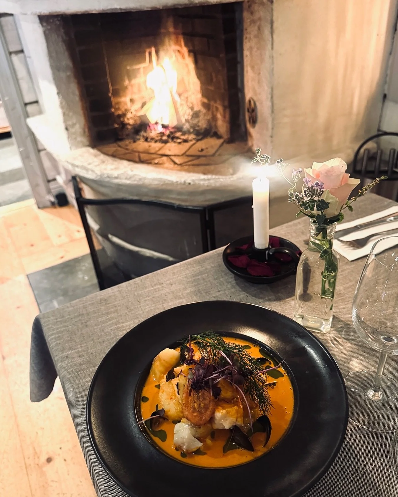 Efter en dag ute i vinterluften v&auml;ntar v&auml;rmen. Vi har &ouml;ppnat v&aring;r &agrave; la carte f&ouml;r s&auml;songen och det &auml;r precis s&aring; magiskt som det l&aring;ter.

Kom in med kalla fingrar och rosiga kinder, sl&aring; dig ner