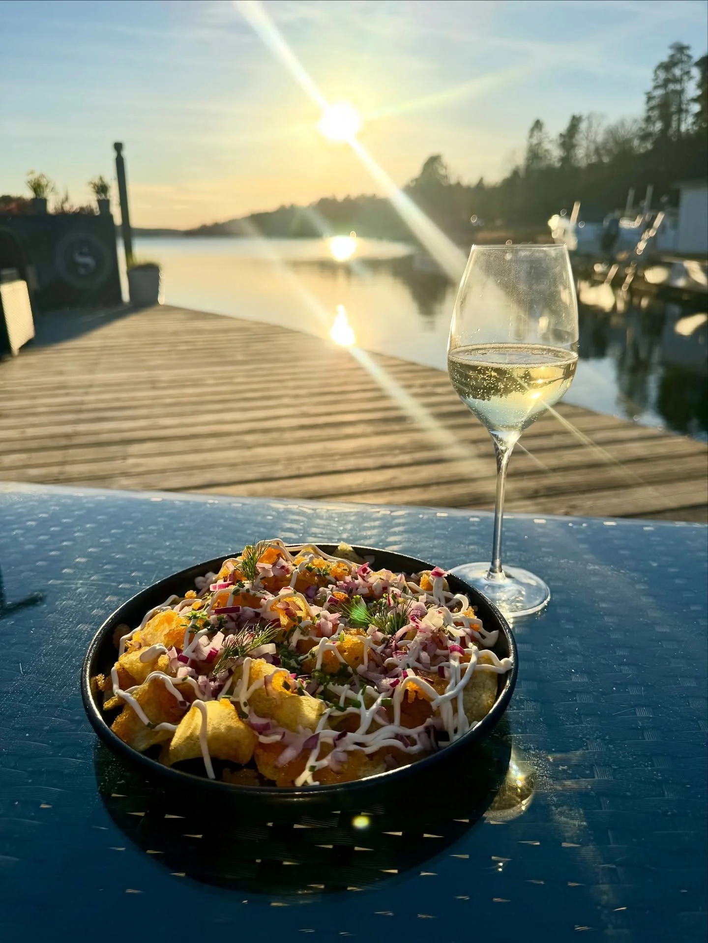 Efter regn och rusk under p&aring;sken skiner &auml;ntligen solen &ouml;ver oss igen. Vi firar in v&aring;ren med att &ouml;ppna upp d&ouml;rrarna lite fler dagar i veckan. 

Kom f&ouml;rbi och njut av v&aring;rsolen p&aring; tallriken &ndash; kanske