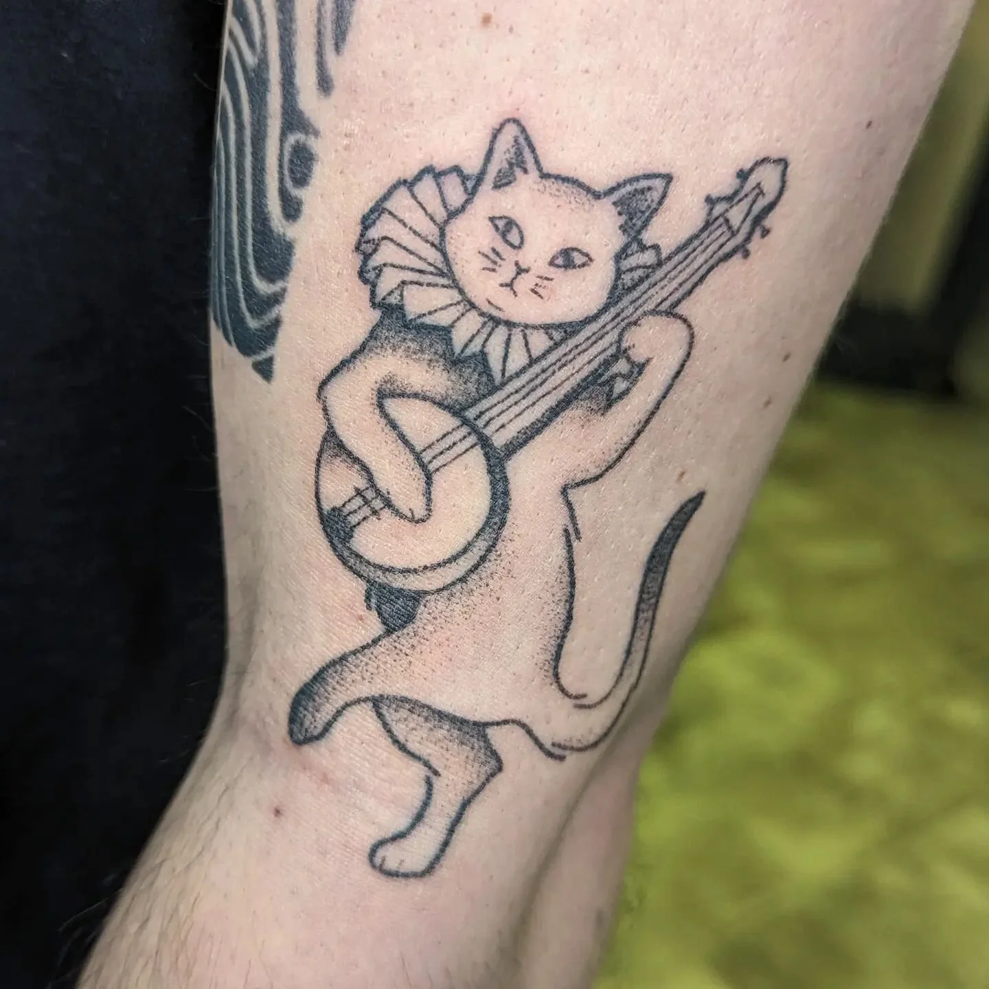 #handpoked cat &amp; banjo for erick 🐈🪕 this cat is absolutely JAMMIN

#handpoke #handpokedtattoo #handpoketattoo #dotworkers #dotwork #dotworktattoo #sticknpoke #stickandpoke #cqt #catsofinstagram #catlover #cattattoo #queerartist #queertattooer #
