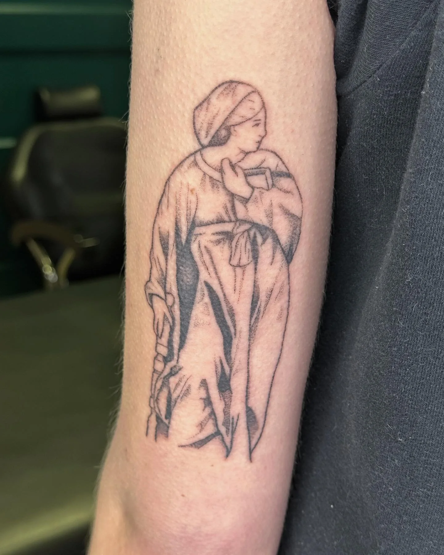 #handpoked virgin mary, part 1/2 of the &ldquo;annunciation&rdquo; sculpted by mochi ~1600 bc that lives in orvieto italy - this lovely client got to see the set in person &amp; now they will live on their arms 🥰

#handpoke #handpokedtattoo #sticknp