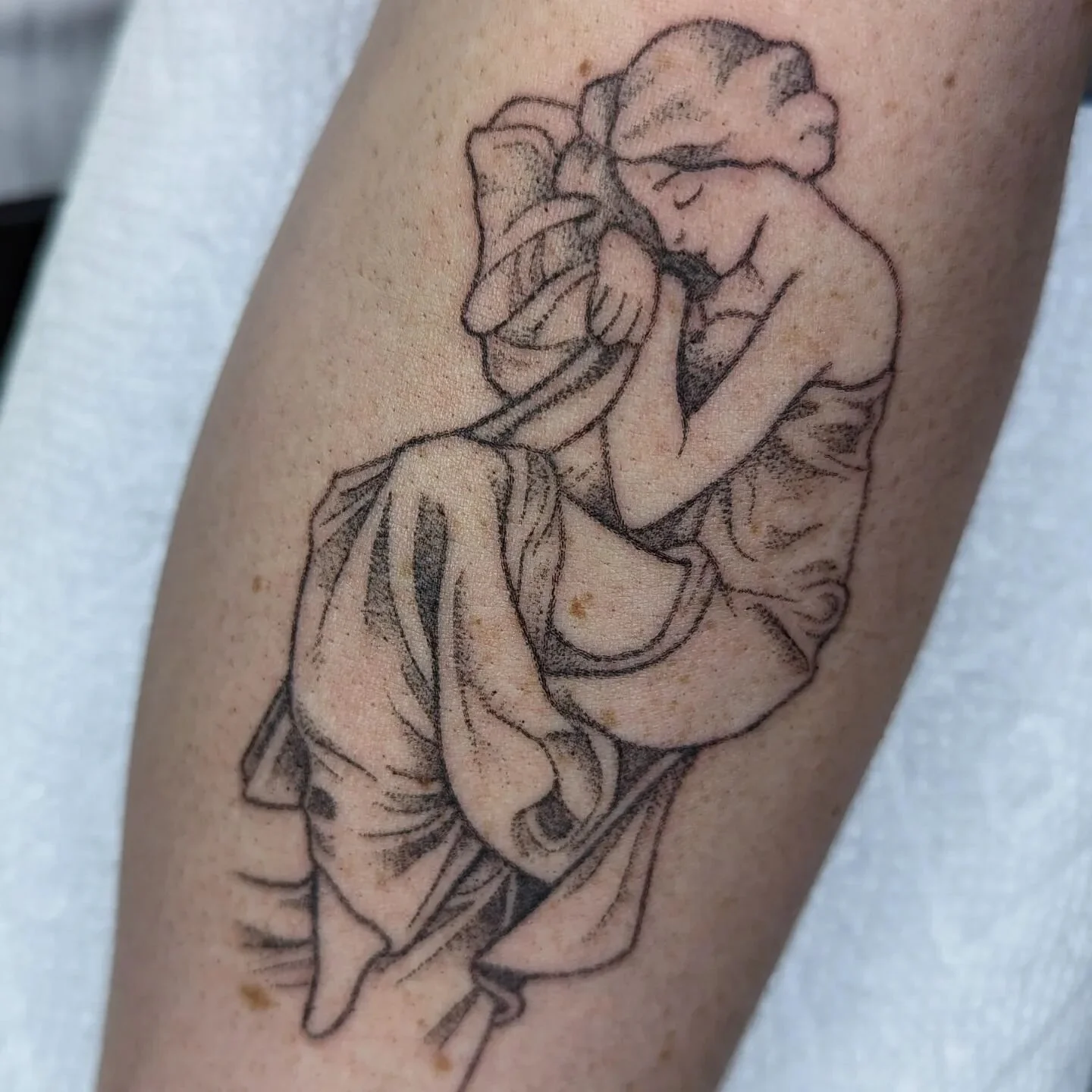 #handpoked alphonse mucha's &quot;night's rest&quot; art nouveau goddess for katie 💤 there's a special place in my heart for folks who get my art history pieces 🥰 

#handpoke #handpokedtattoo #sticknpoke #stickandpoke #dotwork #dotworktattoo #arthi