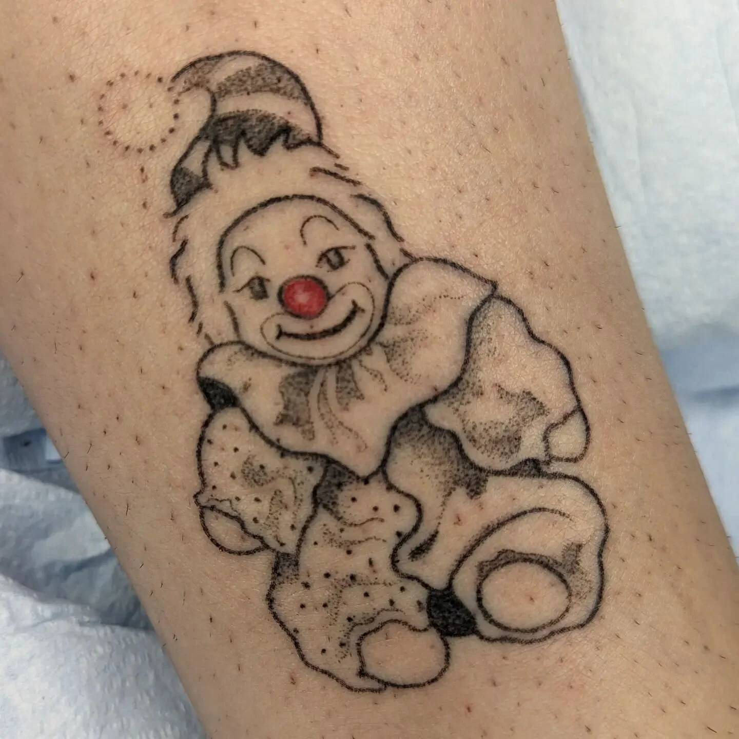 #HANDPOKED vintage clown doll for elaine! bring me all your vintage plushies and doll ideas 🤡

#handpoked #handpokedtattoo #sticknpoke #stickandpoke #dotwork #dotworktattoo #queertattooer #queertattooer #kentuckytattooers #kytattooers #richmondky #l
