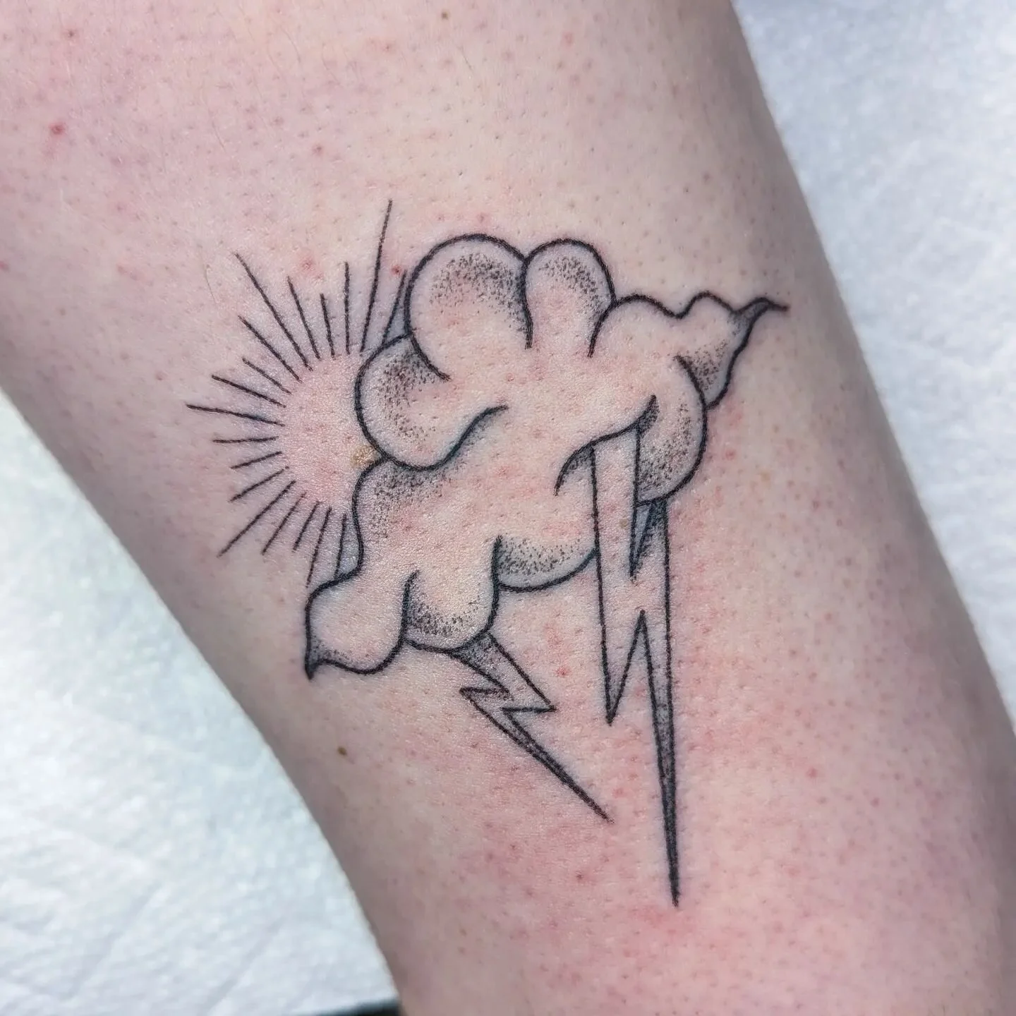 #handpoked sunny storm on a fav client on this beautiful rainy day ⛈️

#handpoke #handpokedtattoo #sticknpoke #stickandpoke #dotwork #dotworktattoo #art #storm #stormclouds #lightning #artistsoninstagram #queerartist #queertattooer #lexingtonky #rich