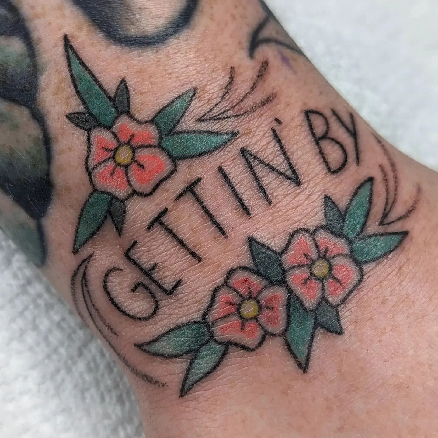 #handpoked all dot by dot hand topper reminder for @veehamilton 🤠

#handpoke #handpokedtattoo # handpoketattoo #stickandpoke #sticknpoke #traditionaltattoo #traditional #gettinby #handtattoo #floraltattoo #queerartist #queertattooer #queertattooarti