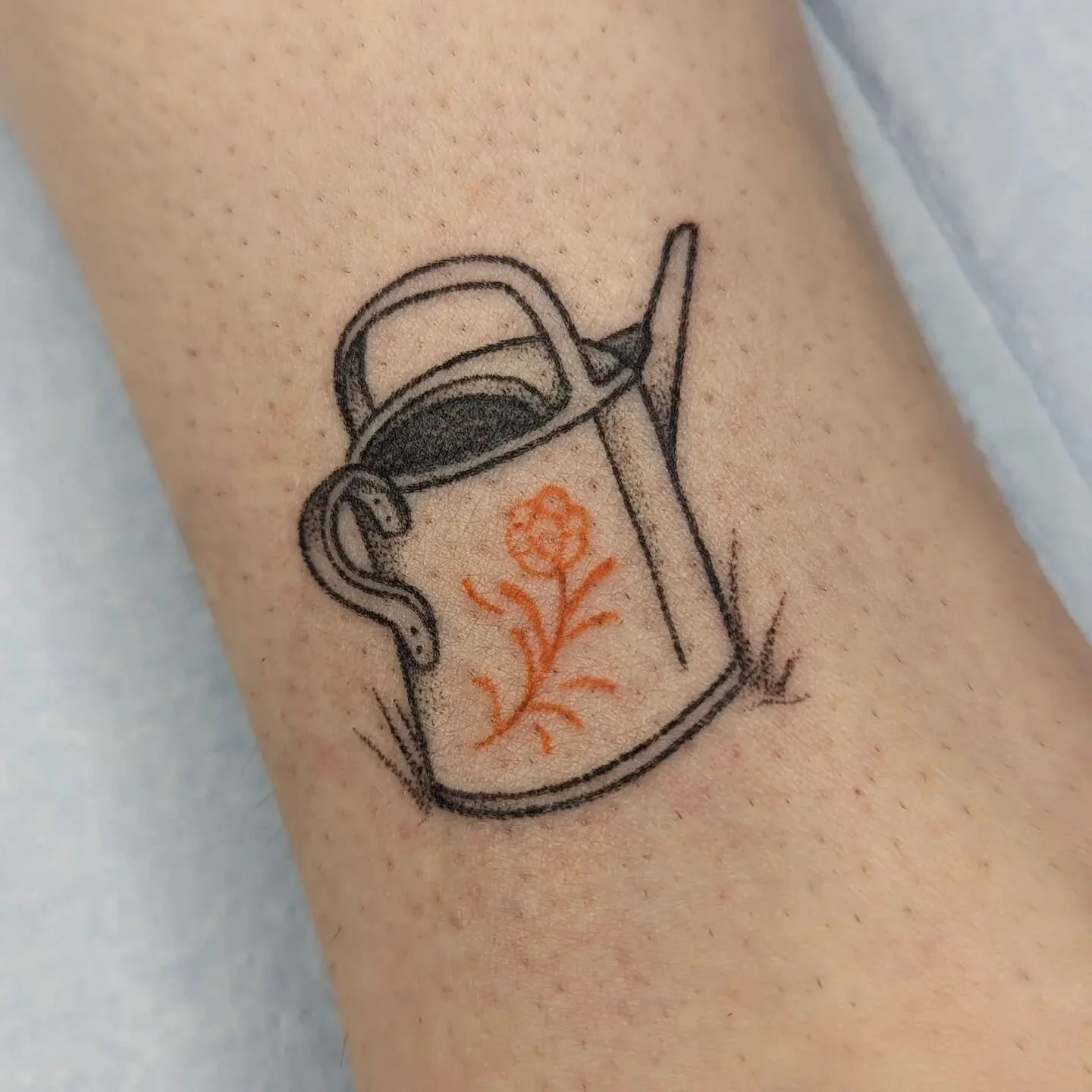#handpoked watering pail for kimber ☀️ 

#handpoke #handpokedtattoo #handpokeartist #stickandpoke #sticknpoketattoo #sticknpoke #spring #garden #gardening #queerartist #queertattooer #queertattooartist #lexingtonky #richmondky #kentuckytattooers #kyt
