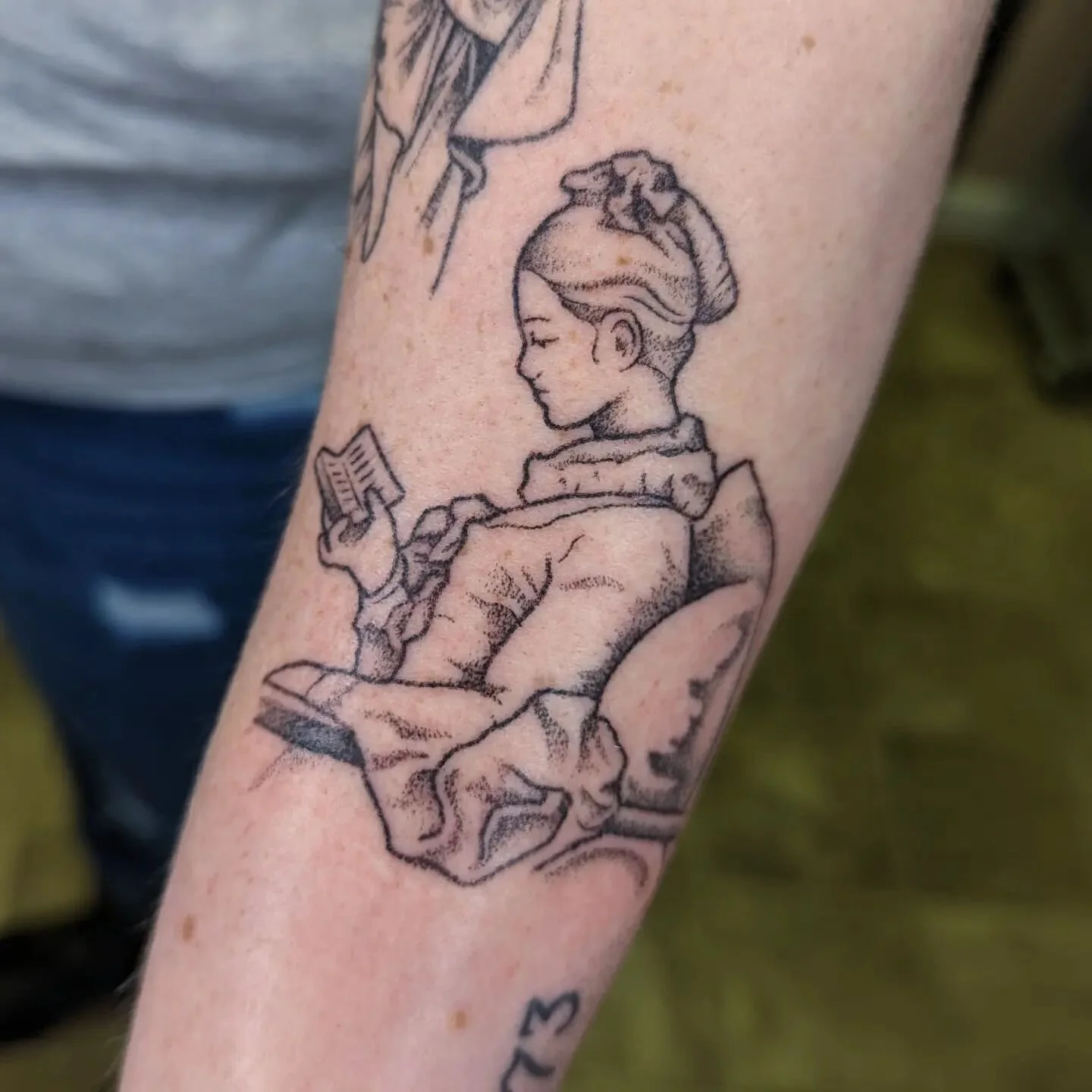 #handpoked rendition of &quot;young girl reading&quot; painting by jean-honor&eacute; fragonard, 1770 📖 swipe to see the original ✨

#handpoke #handpokedtattoo #sticknpoke #stickandpoke #dotwork #dotworktattoo #arthistory #artcollective #art  #artta