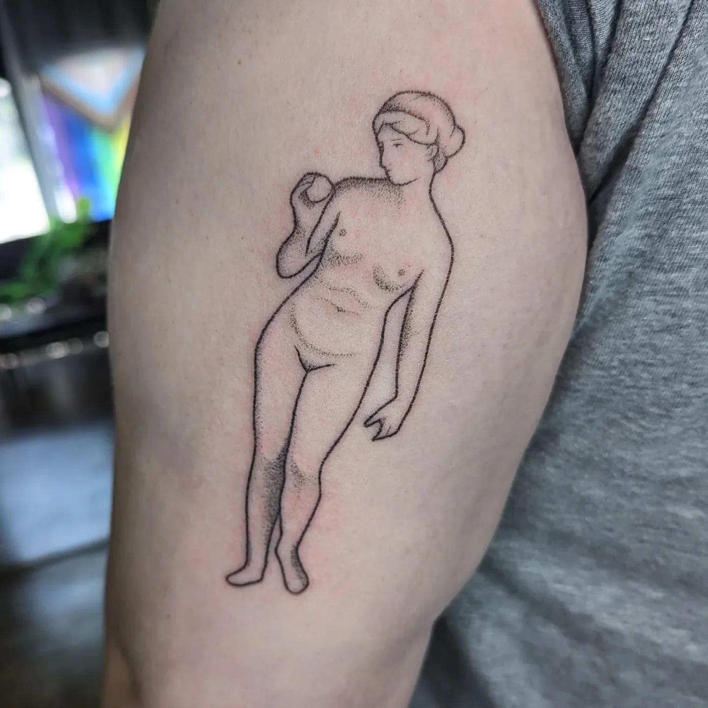 #handpoked rendition of &quot;venus with the apple,&quot; early 1800s sculpture depicting the goddess of beauty and love catching her golden apple, the beauty contest trophy ✨🍎 what a cool first tattoo, thank you haylee! 💕

#handpoke #handpokedtatt