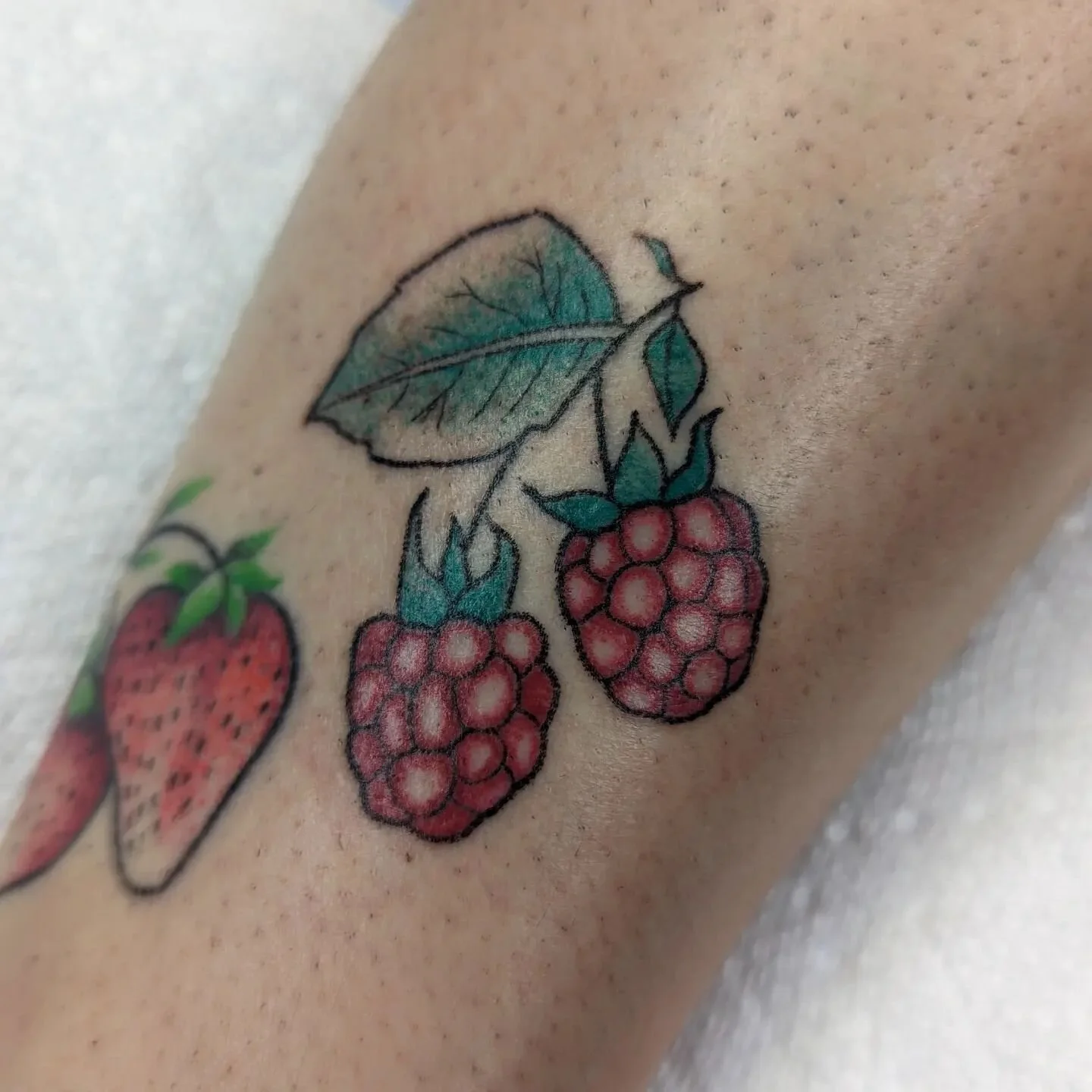 #handpoked raspberries beside some healed strawberries for lauren 🍓🌿

#handpoke #handpokedtattoo #handpokeartist #stickandpoke #sticknpoketattoo #sticknpoke #spring #garden #gardening #raspberry #berries #queerartist #queertattooer #queertattooarti