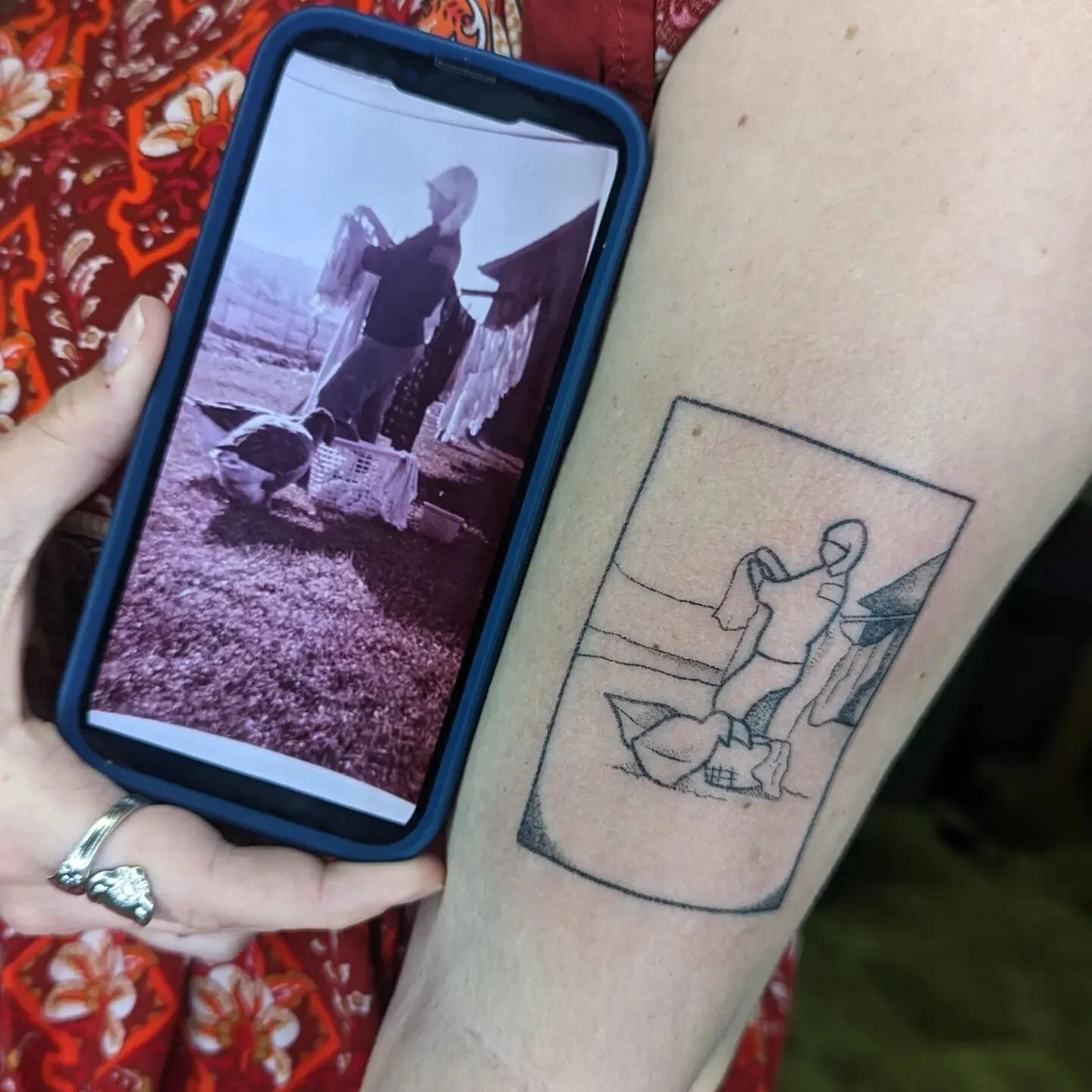 #handoked photograph of kinzie's mamaw doing laundry with her geese years ago 🥰🥰🥰

#handpoke #handpokedtattoo #handpokeartist #stickandpoke #sticknpoketattoo #sticknpoke #spring # #queerartist #queertattooer #queertattooartist #lexingtonky #richmo