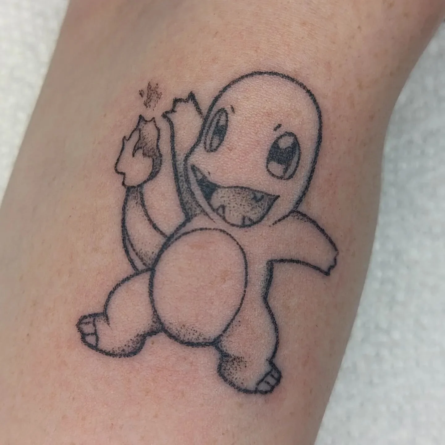 #handpoked charmander for adri 🔥 all done dot by dot, no machine :)

#handpokedtattoo #handpoke #sticknpoke
#stickandpoke #machinefreetattoo #machinefree 
#queerartist #queertattooer #queertattooartist #kentuckytattooers #lexingtonky #mew #pokemonco