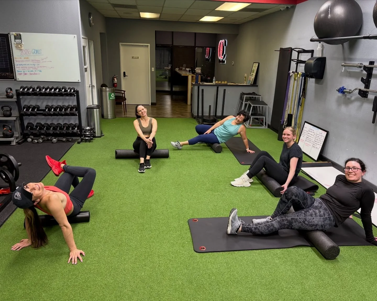 A little foam roll and stretching to close out an amazing week💪