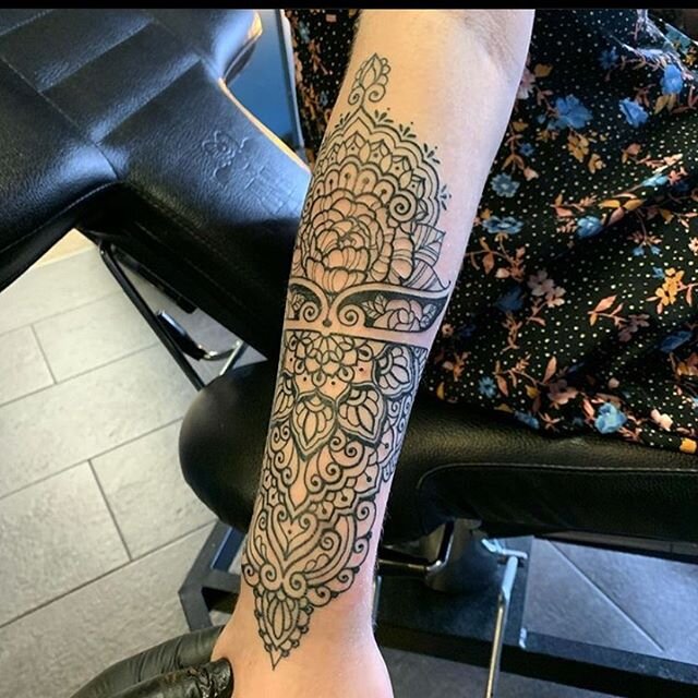 @jaylaviolettetattoo doing the damn thing! #tattoo #tattooartist #tattooshop #explorepage #geometric #geometrictattoo #linework #ornamental #girlswithtattoos #halfsleeve #forearmtattoo