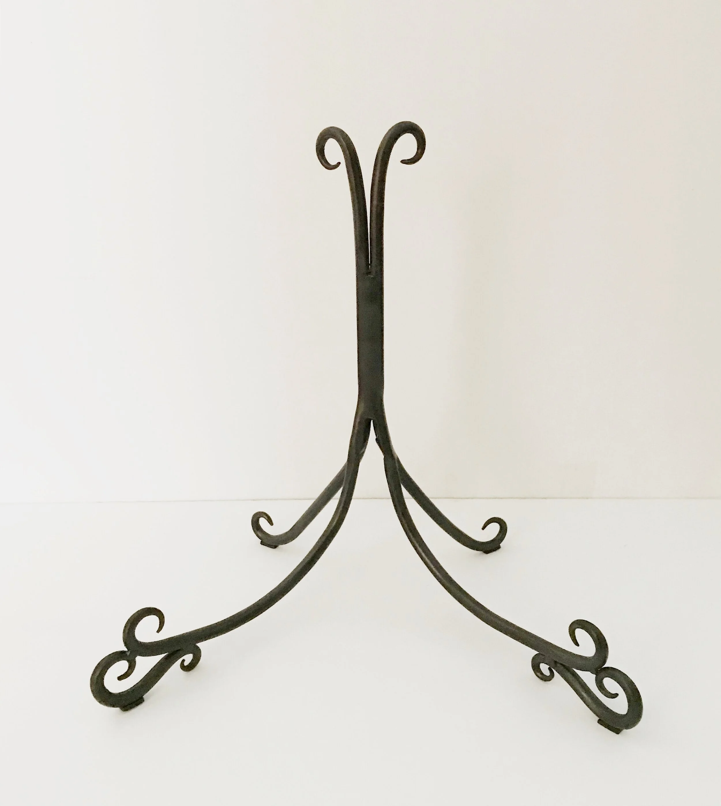 Stand for trays, pictures, plates, etc. 
