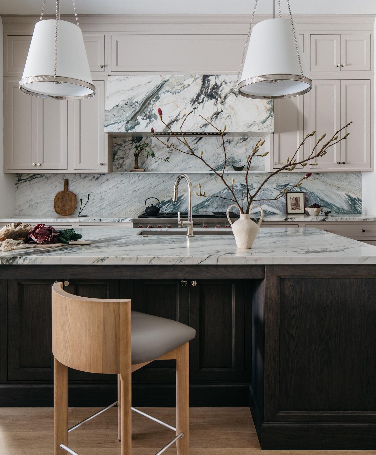 Show stopper stone in this Lincoln Park kitchen ✨ Shot for @annaryadesign &amp; Styled by @studio_officer