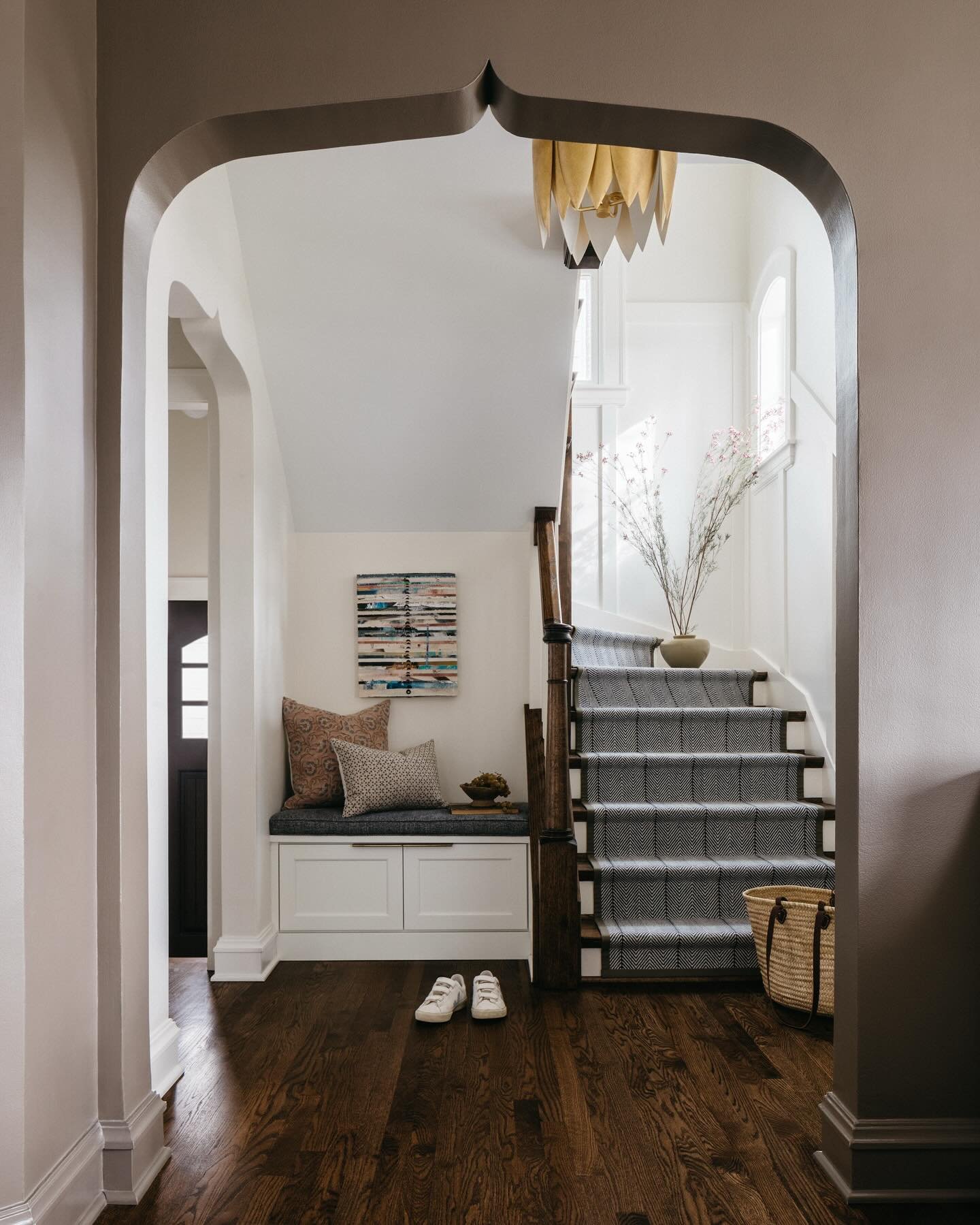 Mini tour of this impeccably updated Evanston Tudor. @forestglendesignbuild does it again 🙌🏻 Styled by @studio_officer