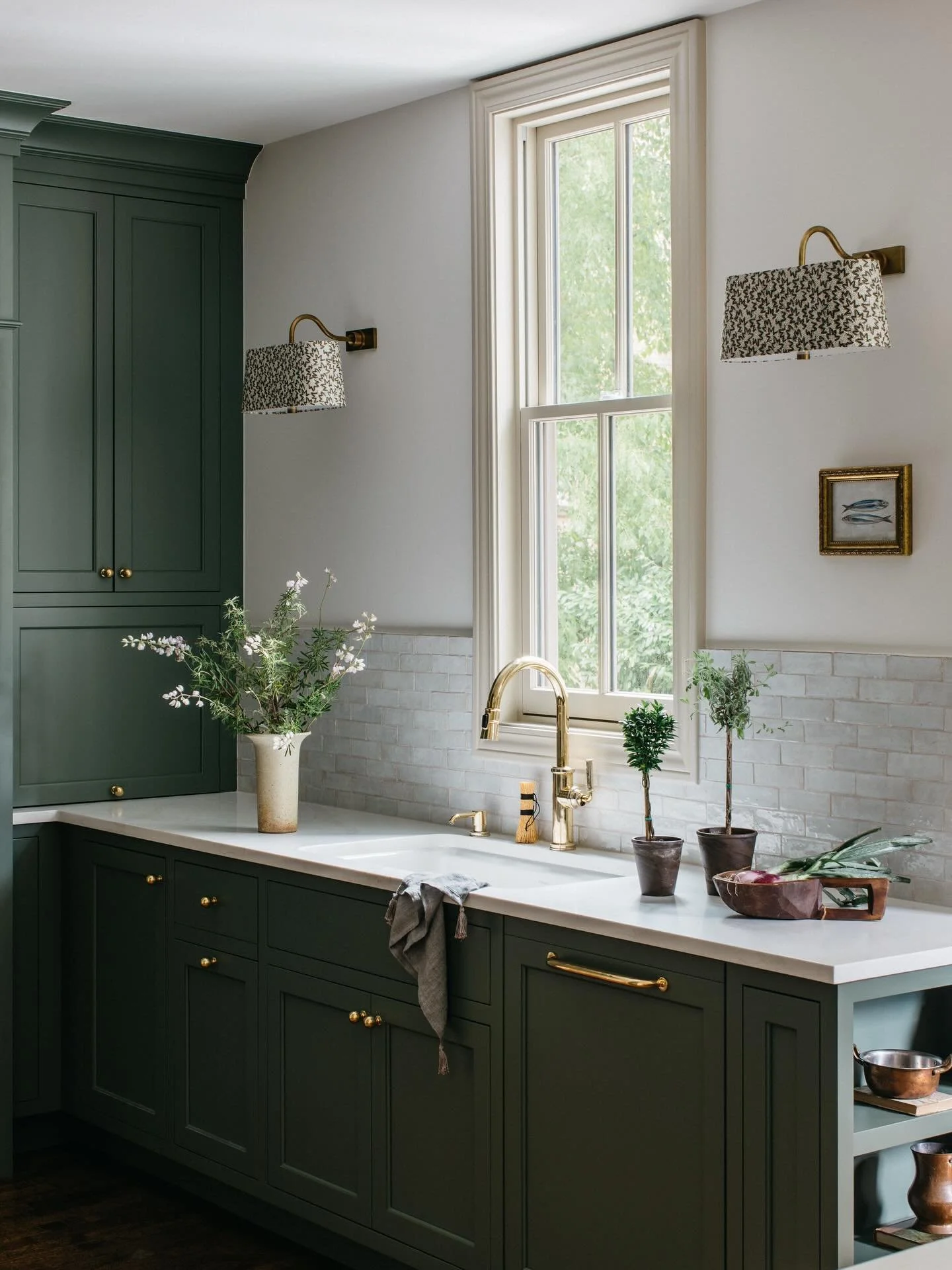 It&rsquo;s the fish art and printed sconce shades for me. Shot for @leahphillipsinteriors &amp; Styled by @studio_officer