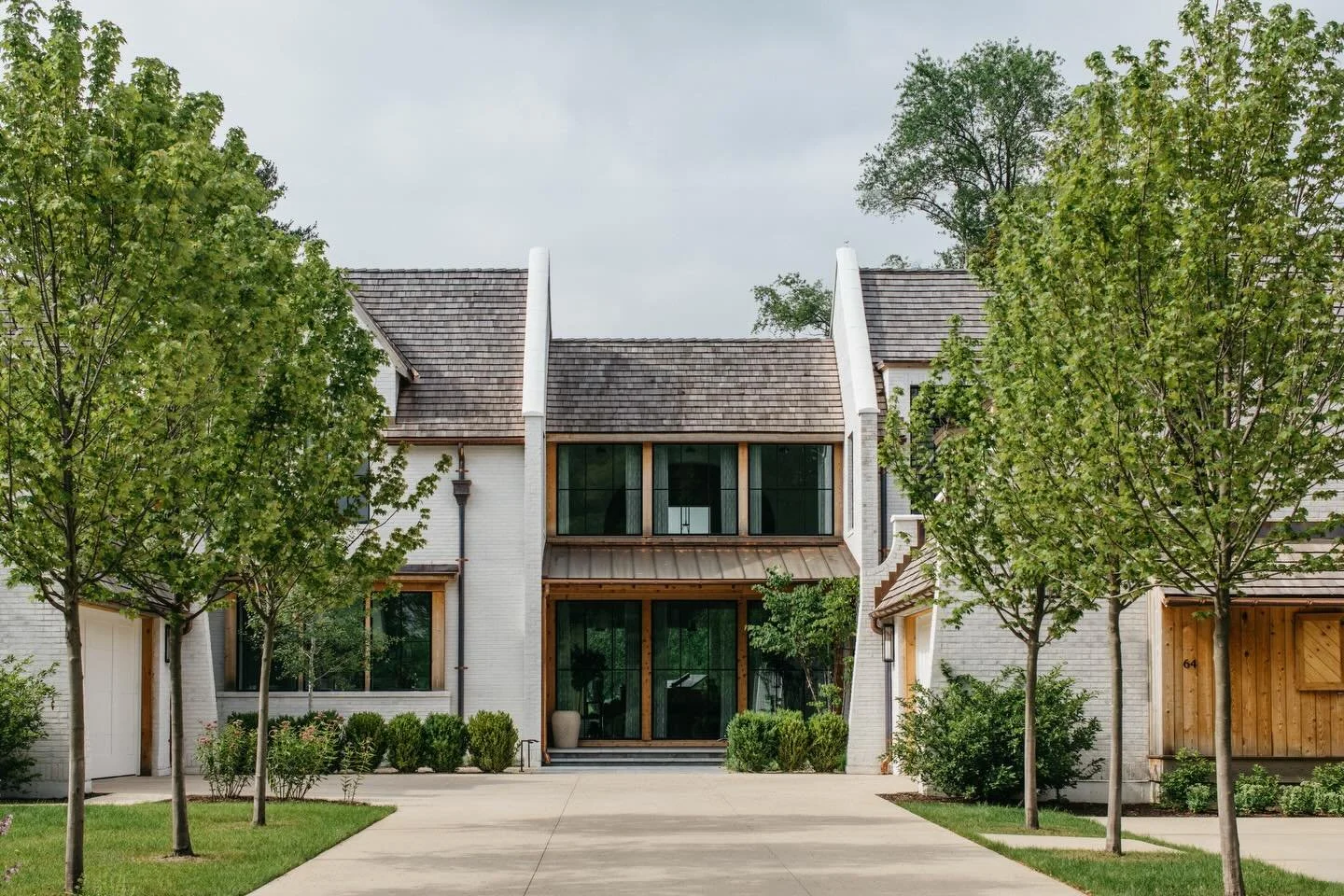 Cold and snowy day feels like a good time to share these warm and sunny summer exteriors ☀️ Shot for @katemarkerinteriors @momentdesign_architecture @division32