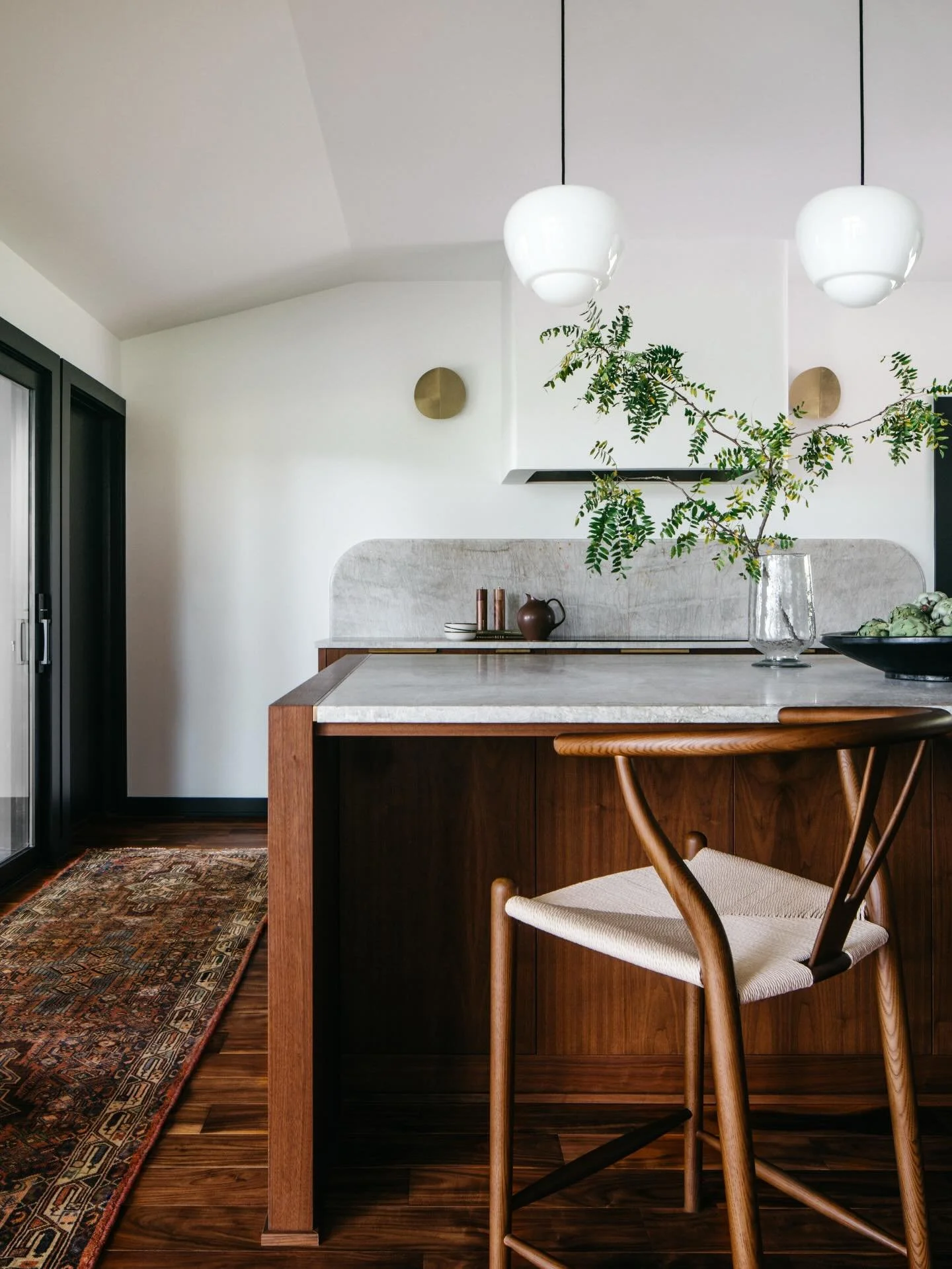 A kitchen renovation that fits perfectly into its MCM home 🙌🏻 Fun fact, I fell in love with this vintage rug so much while shooting the project that ended up buying it for my own kitchen. Shot for @som.designstudio