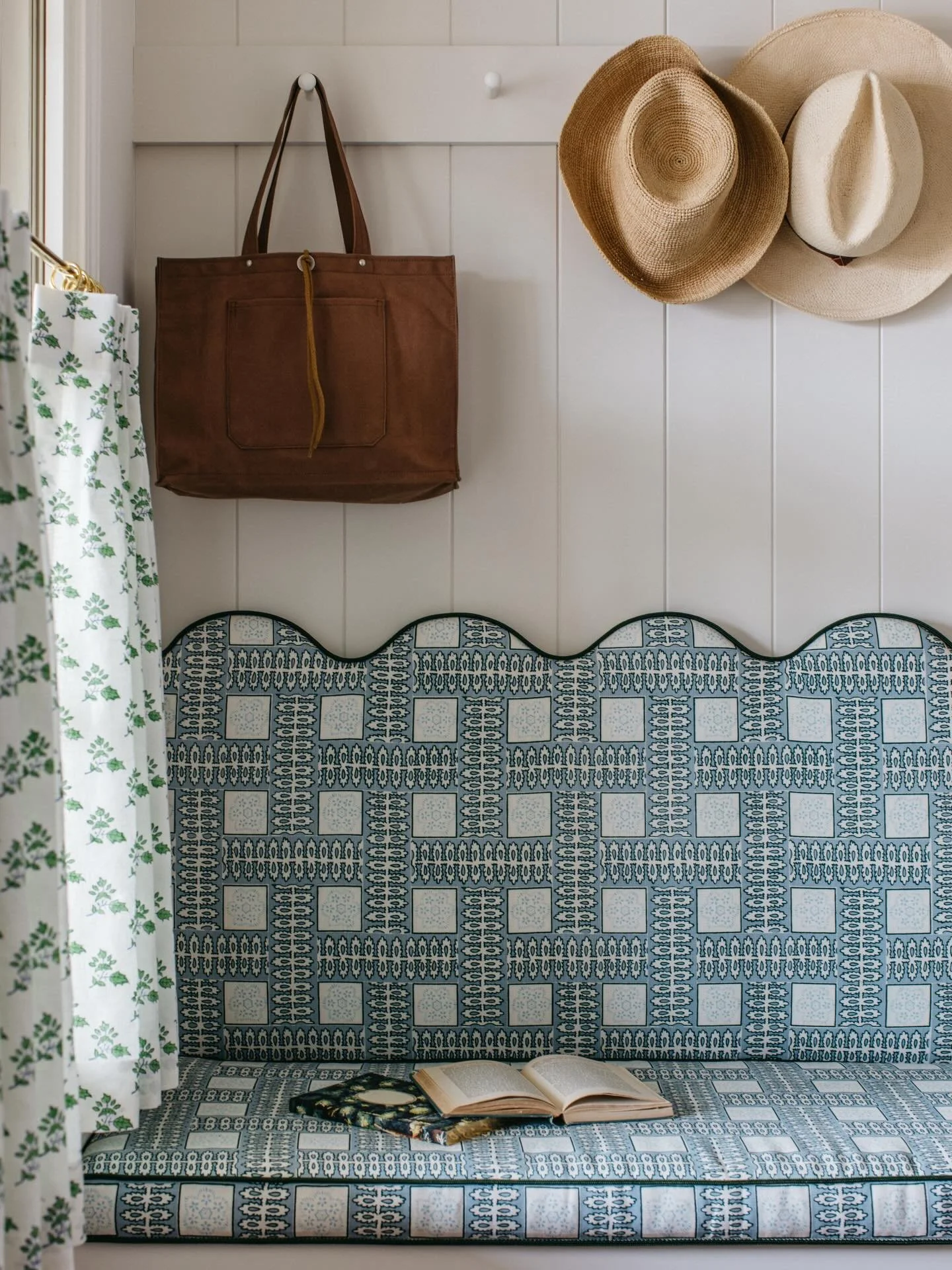 Oh hello, mudroom of my dreams 👋🏻 Shot for @leahphillipsinteriors &amp; Styled by @studio_officer