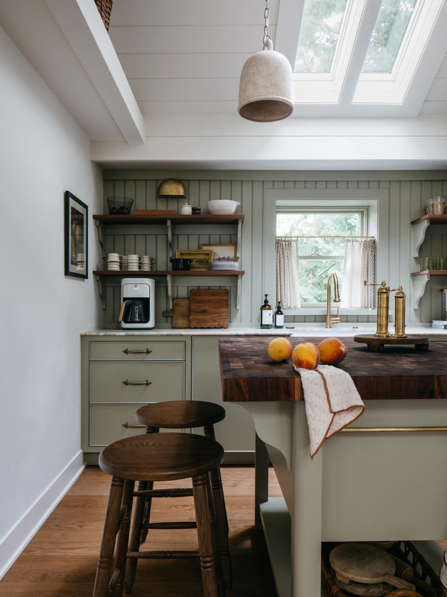 Certainly would not mind cozying up in the @themaebaycottage kitchen &amp; dining room during this prolonged frigid weather. Shot for @katemarkerinteriors