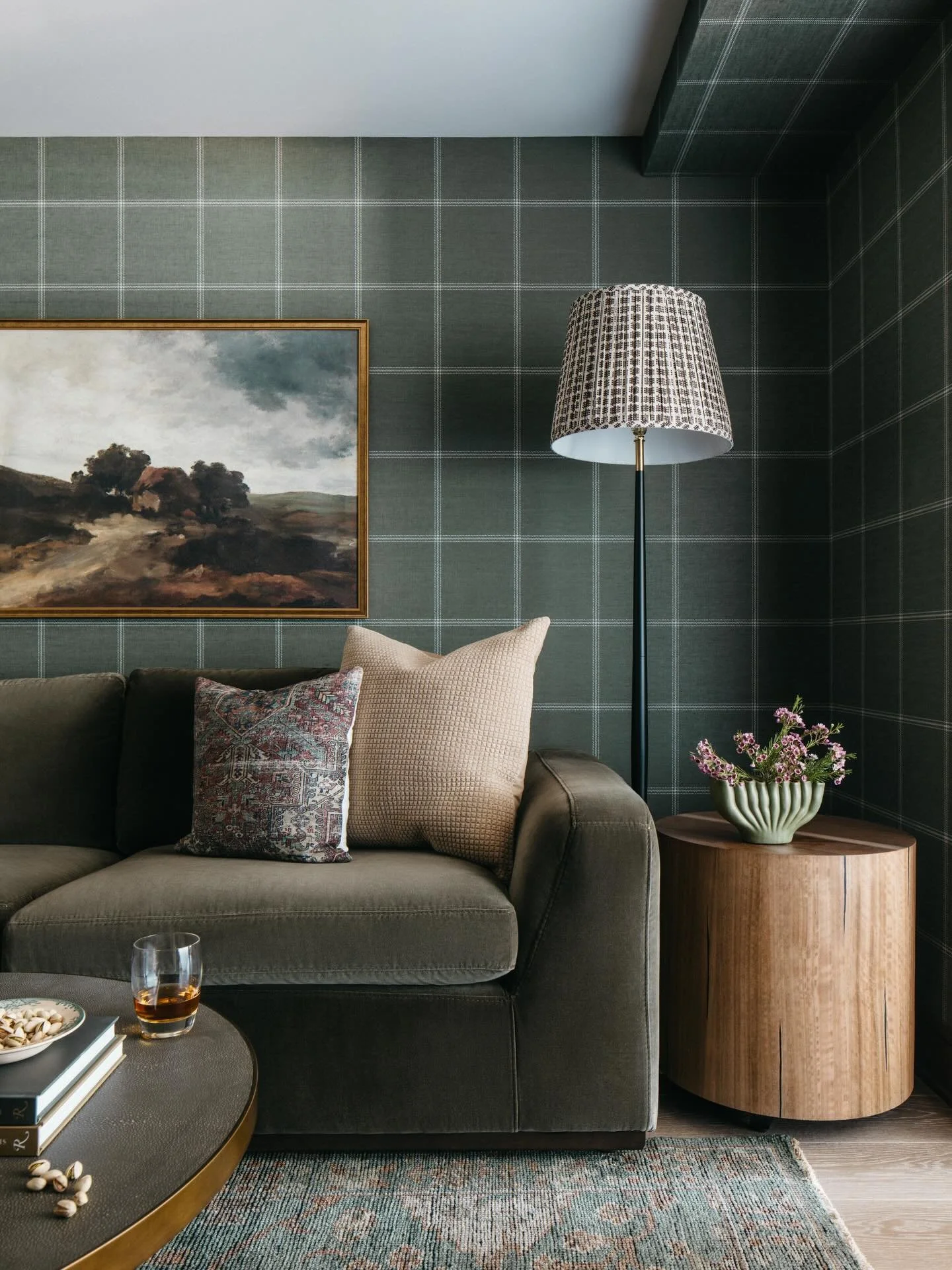 I love this warm, traditional take on a Gold Coast high rise pied-a-terre. Shot for @peppeard_design