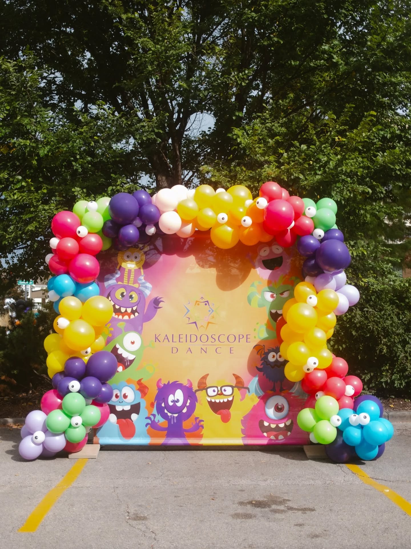 Monsters, bats &amp; ghosts-- oh my! 
Loved bringing a little fright and delight to Downtown Skokie's Trick or Treat event last Saturday 👻

MONSTER sized thanks to @kdmcdance for bringing me on board again this year!

Happy Halloween to all🎃