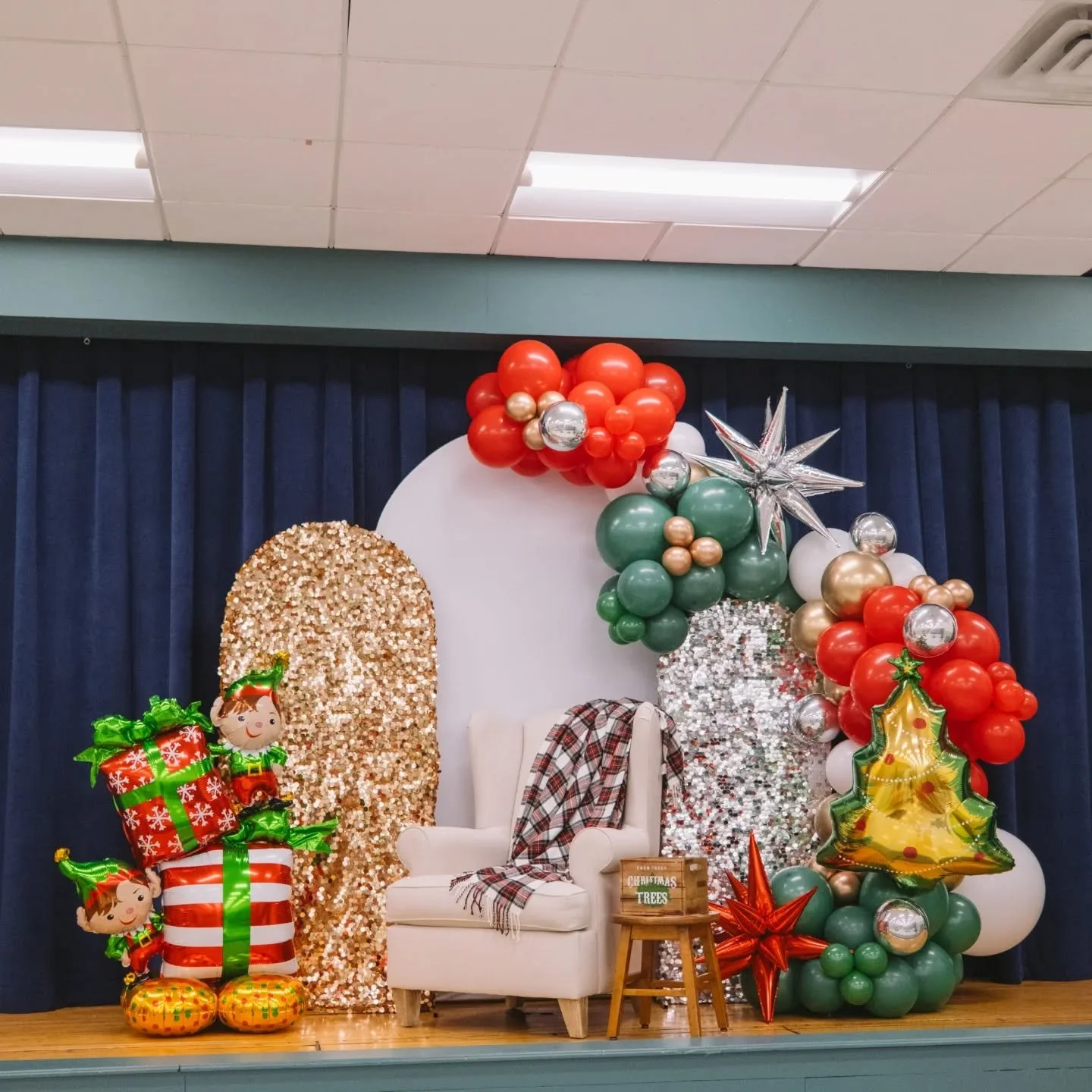 Santa! I KNOW HIM!
Or at least know how to get the spot ready for his photo op! 😉

Big thanks to @schoolfaithhopecharity for having me back for their annual Santa breakfast and to @evelinasnellphotography for her photos with the big man himself.

Wi