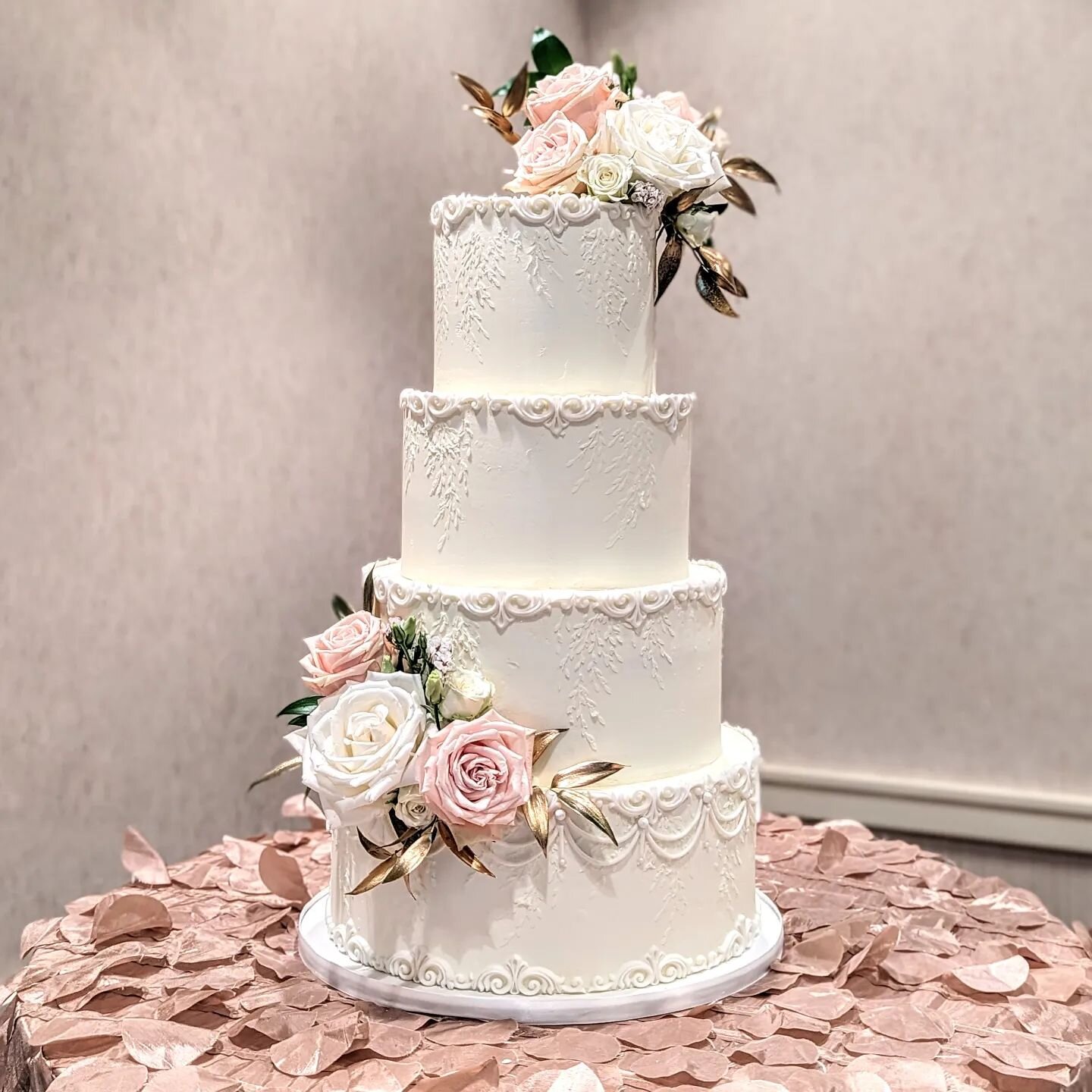 🥂 Congratulations, Rhea + Michael 🥂

Venue : @sunnysidegcc 
Floral : @bancroftsflowers 

Flavor : Victorian Wedding {Almond Cake with Raspberry Filling + White Chocolate Buttercream}

#homespunsweets #weddingcake #buttercreamcake #traditionalweddin