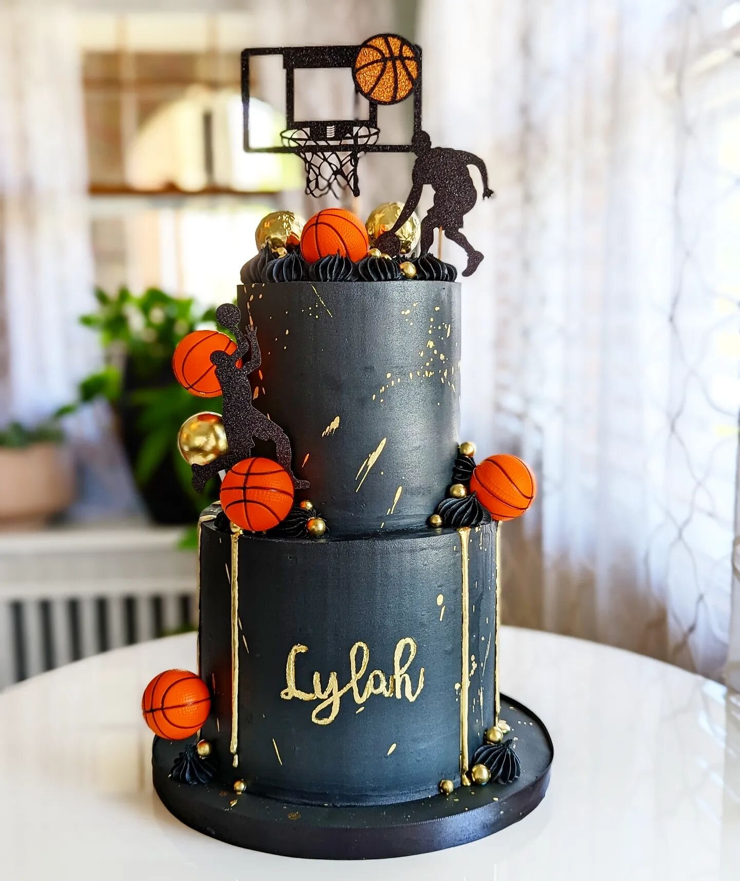 Eat. Sleep. Basketball. Repeat.

🏀🖤🏀🖤🏀🖤🏀🖤🏀🖤🏀

Happy birthday, Lylah!

Flavor : Classic Vanilla with Raspberry Filling 🤤

#homespunsweets #birthdaycake #buttercreamcake #basketball #girlscake #boyscake #birthdaypartyideas #cakesofinstagram