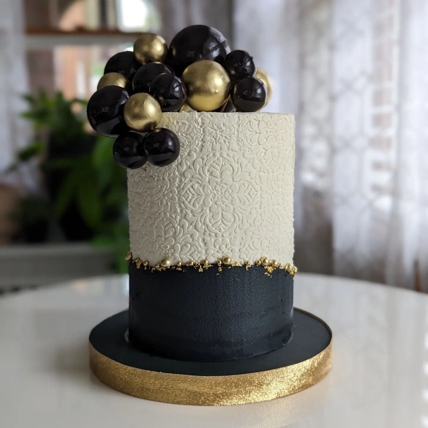 🖤 Elegant birthday cake 🖤 

Featuring @caking_it_up Scarlet

Flavor : Lemon Cake with Lemon Curd 🤤🤤🤤

#homespunsweets #birthdaycake #buttercreamcake #prettycake #igbakers #igcakes #cakesofinstagram #iowacakes #iowabaker