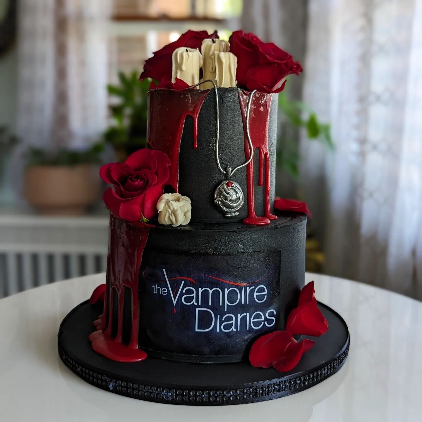 Vampire Diaries theme for this birthday cake 🖤

Candles for BonBon, Elena's vervain necklace, roses for whichever Salvatore brother you prefer 🤣, and an excessive amount of red drip to represent ALL of the, well, vampires ❤️

Flavor : Classic Vanil
