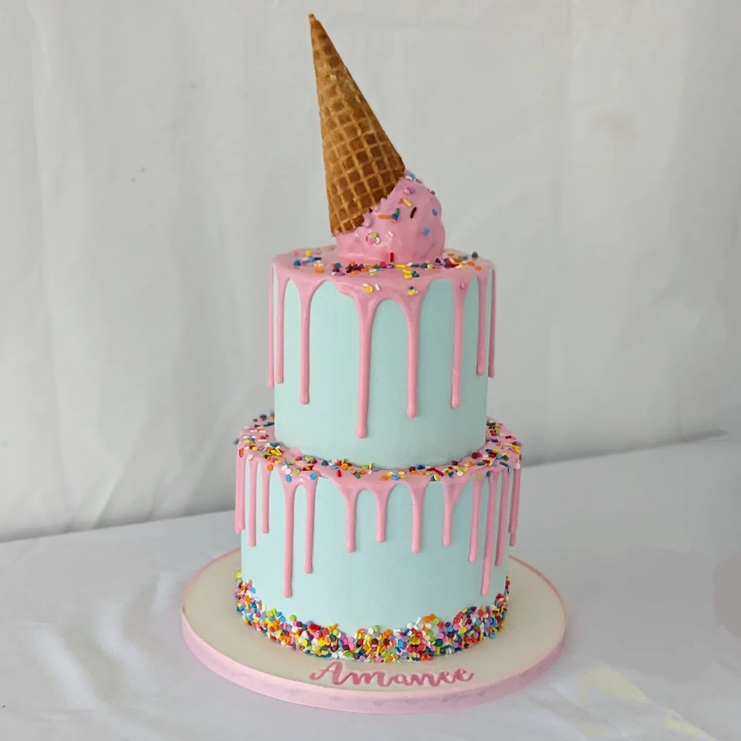 Life's better with ice cream... And cake!

Ice cream themed birthday cake with a pink drip and, of course, sprinkles 🎉

Happy birthday, Amanee!

Flavor : Classic Vanilla Cake with Strawberry Filling

#homespunsweets #birthdaycake #buttercreamcake #d