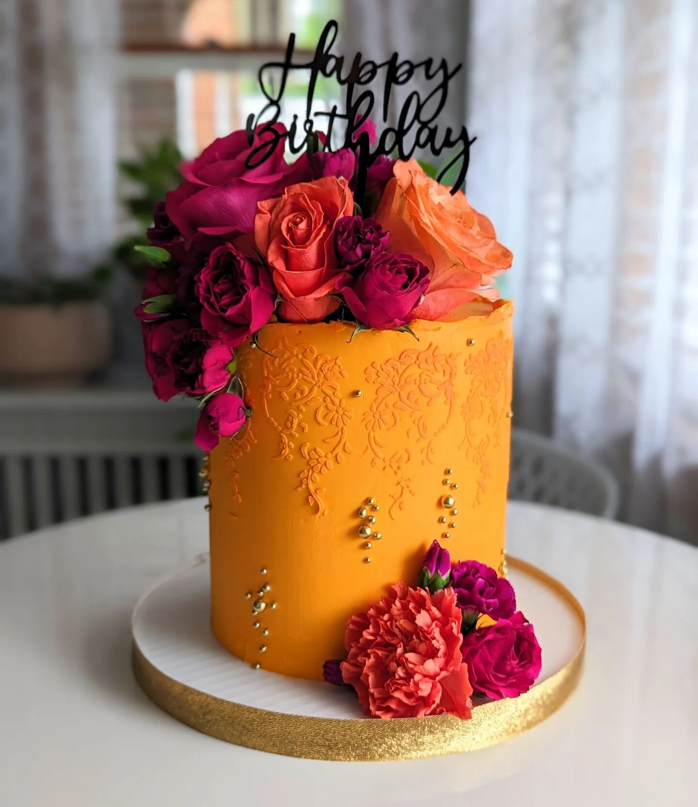 Check out this absolute STUNNER 🤩

Bright &amp; beautiful on the outside; dark &amp; equally beautiful on the inside. If you know the birthday girl, you know just how perfectly fitting that is 🧡

Happy, happy birthday, Morgan! 

Flavor : Dark Choco