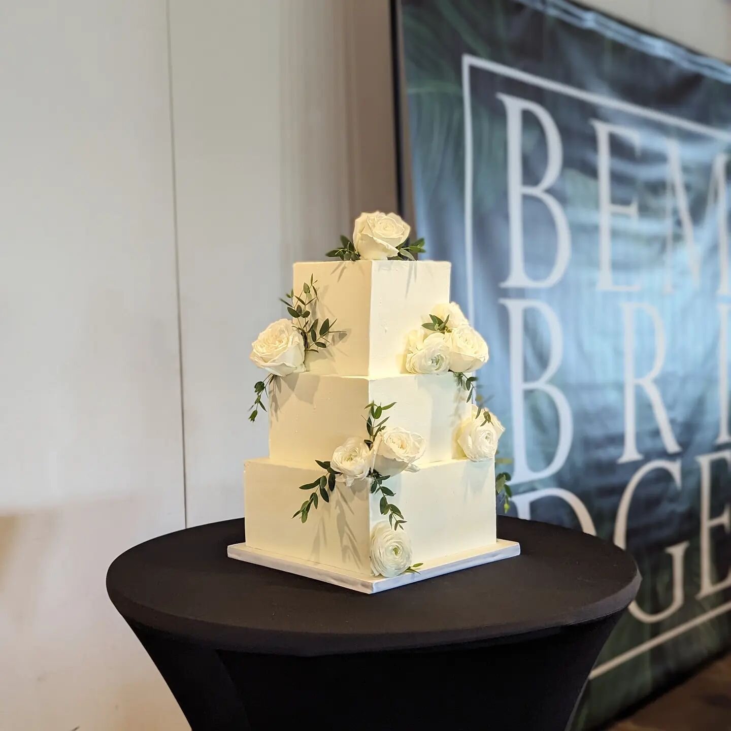 🥂 Congratulations Mr &amp; Mrs Bembridge 🥂

Elegant &amp; timeless wedding cake

Flavor : Almond

Venue : @sunnysidegcc
Floral : @petersentietz 

#homespunsweets #weddingcake #buttercreamcake #squarecake #timelesswedding #2023wedding #2023bride #io