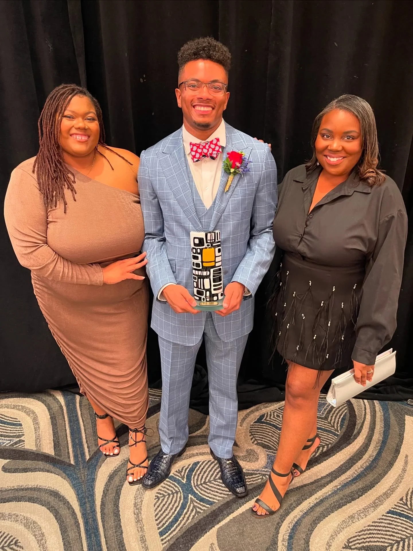 Fun night at @skirvinhiltonok celebrating the @paseoartsdistrict artist award recipients🎉 

Thanks @amyy612 for inviting me, I had a lovely time. 🙂&zwj;↕️ Congratulations to everyone involved 🥂