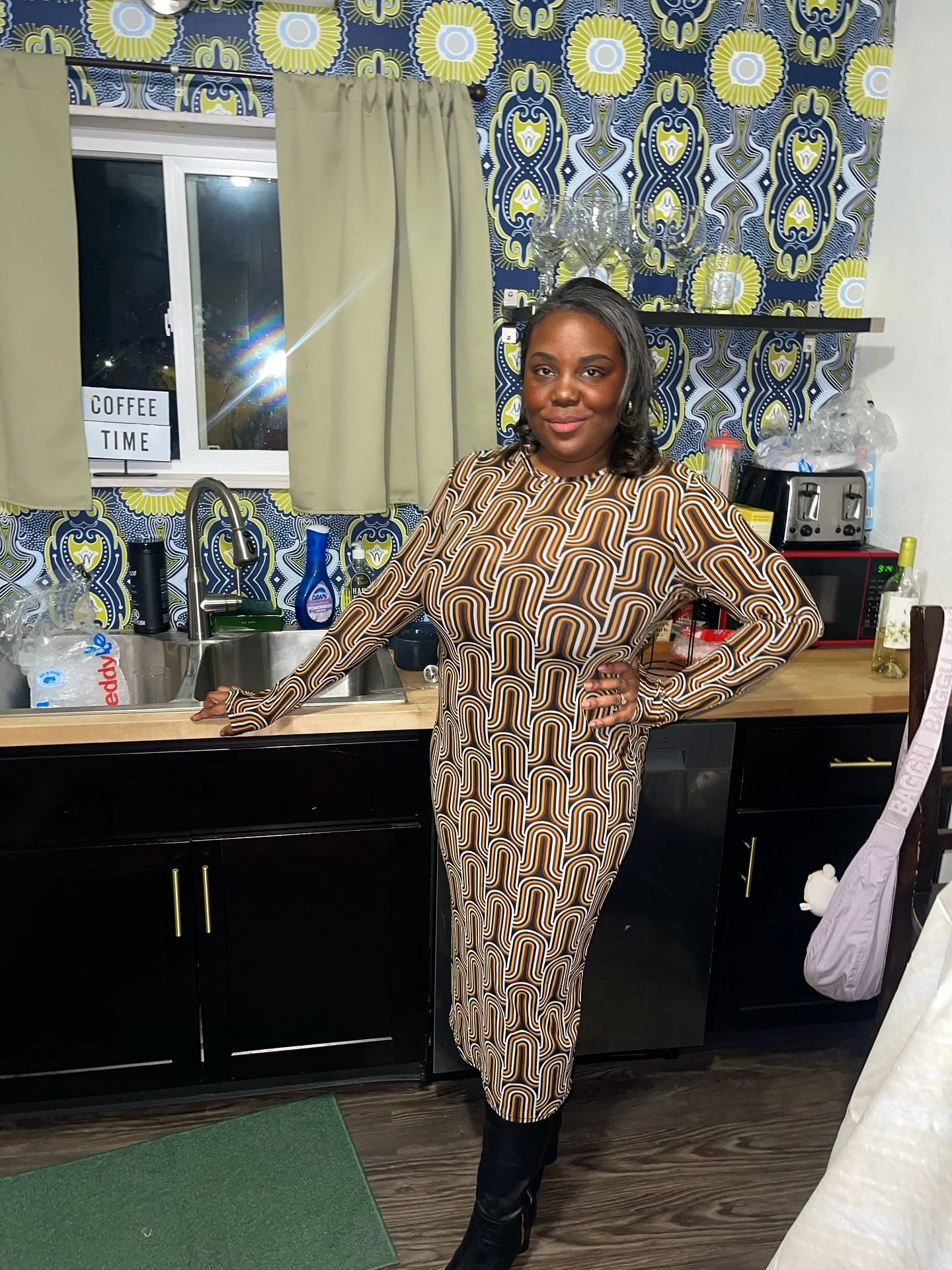 Got invited to a friends birthday party at an @airbnb and found some of my &ldquo;Shades of Sunshine&rdquo; wallpaper 🌻 

A few years ago,  I was commissioned to create this custom canvas wallpaper in partnership with @612okc &amp; @ketchdesigncentr